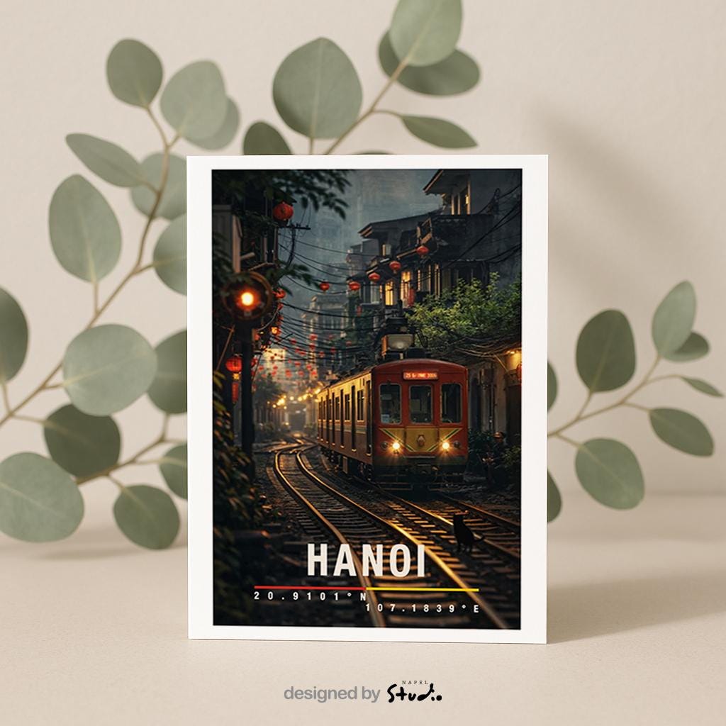Atmosphärische Grußkarte mit Hanoi-Motiv, zeigt einen Zug inmitten der Altstadt, Laternen und enge Häuserreihen. Die Illustration verbindet urbanes Leben, Geschichte und vietnamesische Kultur. Perfekt als Reise-Grußkarte, Städtegruß oder besondere Nachricht für Vietnam- und Asien-Liebhaber.