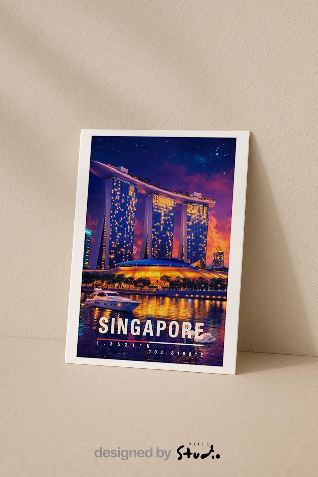 Moderne Grußkarte mit nächtlichem Singapore-Motiv, zeigt die leuchtende Skyline und das ikonische Marina-Bay-Gebäude mit Spiegelungen im Wasser. Die Illustration vermittelt urbanen Luxus, asiatische Metropole und Reisefieber. Ideal als Reise-Grußkarte, Urlaubsgruß oder stilvolle Nachricht für Singapore-Fans, Weltenbummler und Liebhaber moderner Städte.
