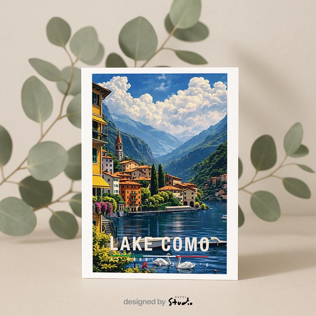 Romantische Grußkarte mit Lake-Como-Motiv in Italien, zeigt ruhiges Wasser, historische Villen, Zypressen und Berge im Hintergrund. Die Illustration vermittelt Eleganz, Ruhe und mediterranes Lebensgefühl. Ideal als Reise-Grußkarte, Urlaubsgruß oder liebe Nachricht für Italien-Fans, Romantiker und Naturfreunde.