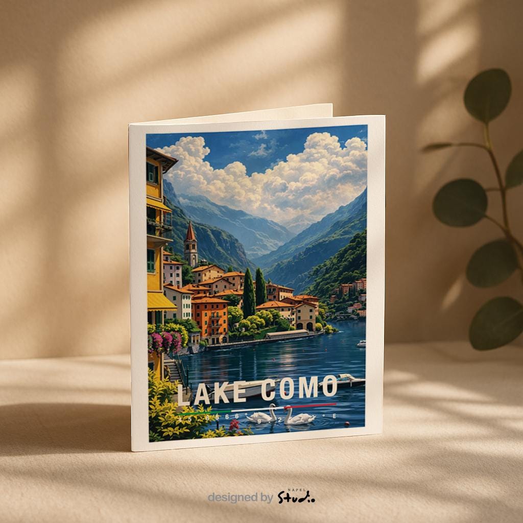 Romantische Grußkarte mit Lake-Como-Motiv in Italien, zeigt ruhiges Wasser, historische Villen, Zypressen und Berge im Hintergrund. Die Illustration vermittelt Eleganz, Ruhe und mediterranes Lebensgefühl. Ideal als Reise-Grußkarte, Urlaubsgruß oder liebe Nachricht für Italien-Fans, Romantiker und Naturfreunde.
