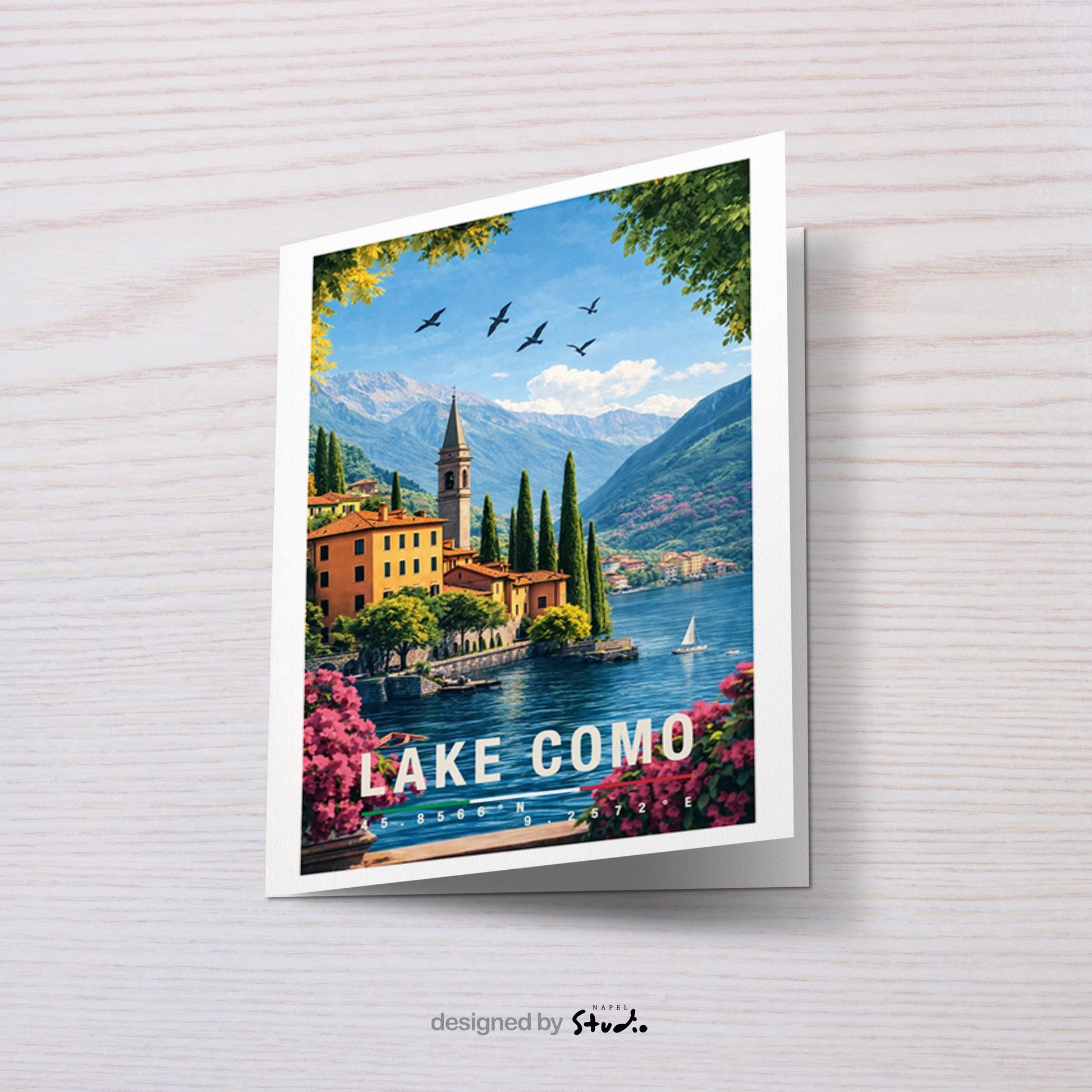 Stilvolle Grußkarte mit Lake-Como-Motiv, zeigt farbenfrohe Häuser, Boote am Ufer und eine imposante Bergkulisse. Die Illustration strahlt Ruhe, Eleganz und italienischen Charme aus. Perfekt als Reise-Grußkarte, Urlaubsgruß oder liebevolle Nachricht für Seeliebhaber und Italien-Begeisterte.