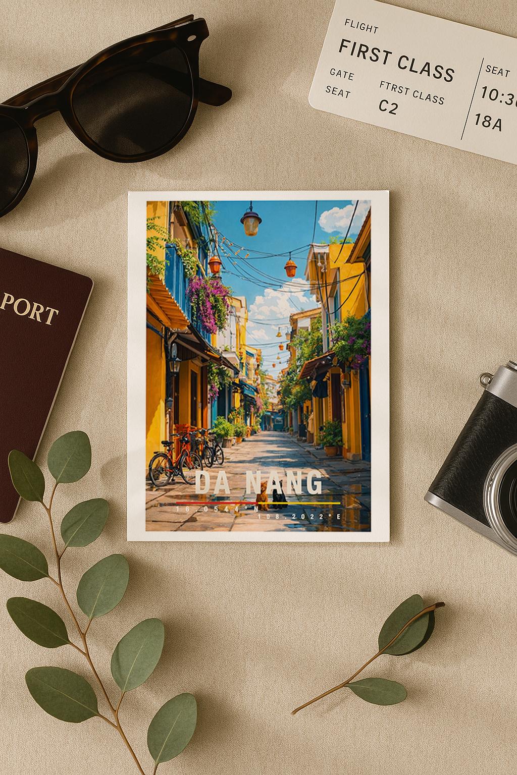 Farbenfrohe Grußkarte mit Da-Nang-Motiv in Vietnam, zeigt enge Gassen, Fahrräder, Laternen und historische Häuser. Die Illustration vermittelt südostasiatische Atmosphäre, Wärme und kulturelles Flair. Ideal als Reise-Grußkarte, Urlaubsgruß oder liebe Nachricht für Vietnam-Fans und Asien-Reisende.