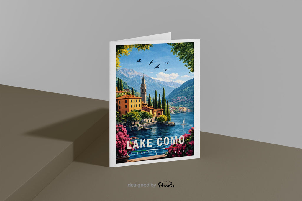 Stilvolle Grußkarte mit Lake-Como-Motiv, zeigt farbenfrohe Häuser, Boote am Ufer und eine imposante Bergkulisse. Die Illustration strahlt Ruhe, Eleganz und italienischen Charme aus. Perfekt als Reise-Grußkarte, Urlaubsgruß oder liebevolle Nachricht für Seeliebhaber und Italien-Begeisterte.