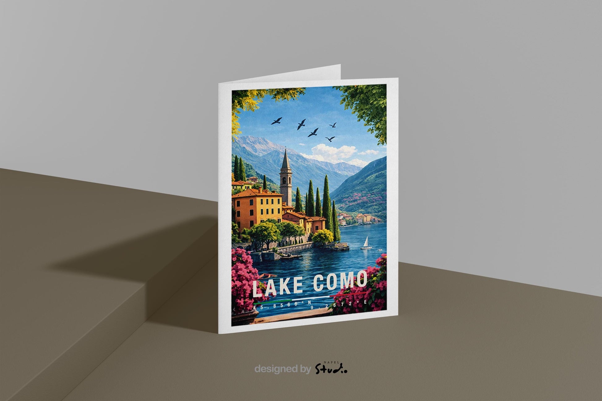 Stilvolle Grußkarte mit Lake-Como-Motiv, zeigt farbenfrohe Häuser, Boote am Ufer und eine imposante Bergkulisse. Die Illustration strahlt Ruhe, Eleganz und italienischen Charme aus. Perfekt als Reise-Grußkarte, Urlaubsgruß oder liebevolle Nachricht für Seeliebhaber und Italien-Begeisterte.