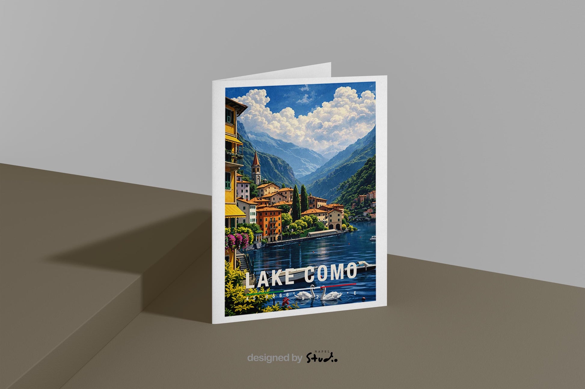 Romantische Grußkarte mit Lake-Como-Motiv in Italien, zeigt ruhiges Wasser, historische Villen, Zypressen und Berge im Hintergrund. Die Illustration vermittelt Eleganz, Ruhe und mediterranes Lebensgefühl. Ideal als Reise-Grußkarte, Urlaubsgruß oder liebe Nachricht für Italien-Fans, Romantiker und Naturfreunde.