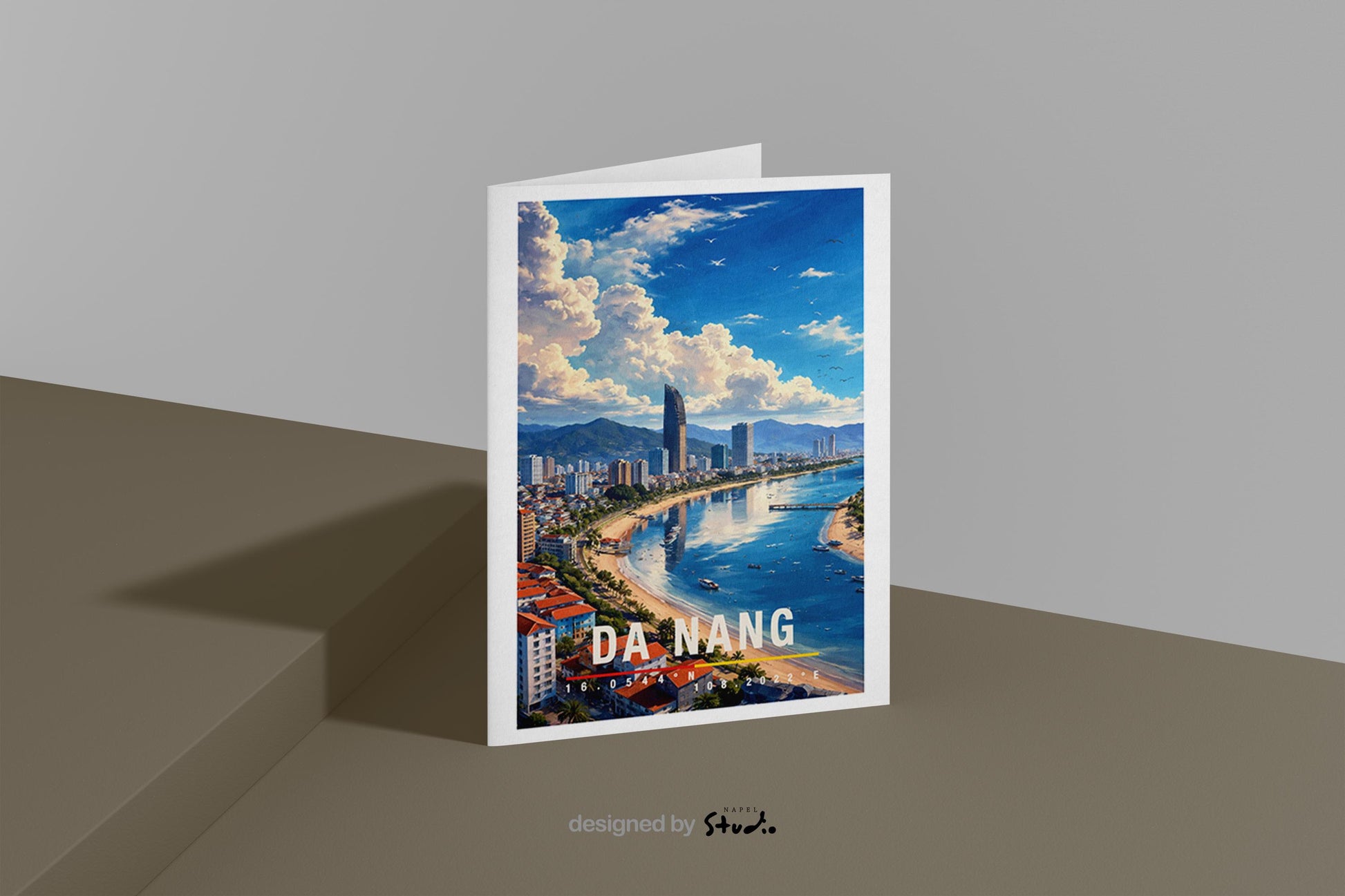 Sommerliche Grußkarte mit Da-Nang-Motiv, zeigt Küste, Stadt, Meer und Himmel mit weitem Panorama. Die Illustration verbindet Strand, Stadtleben und asiatische Atmosphäre. Perfekt als Reise-Grußkarte, Urlaubsgruß oder liebe Nachricht für Strandliebhaber und Vietnam-Reisende.