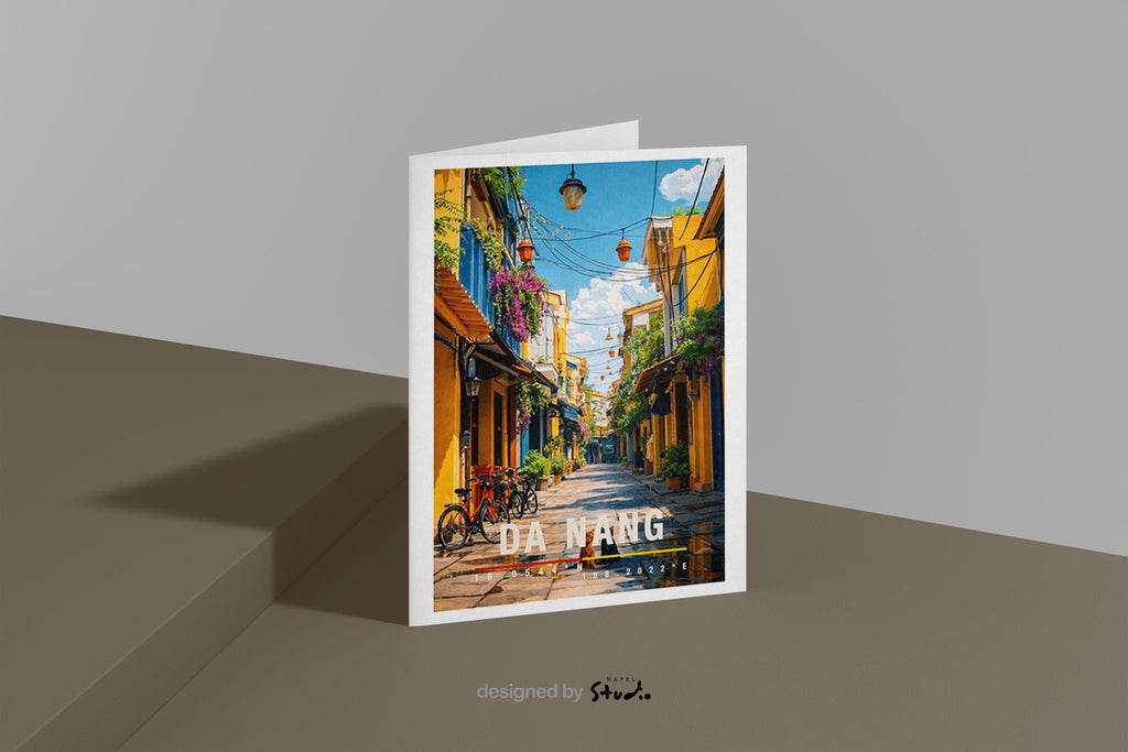 Farbenfrohe Grußkarte mit Da-Nang-Motiv in Vietnam, zeigt enge Gassen, Fahrräder, Laternen und historische Häuser. Die Illustration vermittelt südostasiatische Atmosphäre, Wärme und kulturelles Flair. Ideal als Reise-Grußkarte, Urlaubsgruß oder liebe Nachricht für Vietnam-Fans und Asien-Reisende.