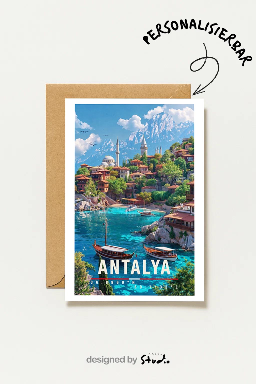 Illustrierte Grußkarte mit Antalya-Motiv an der türkischen Mittelmeerküste. Türkisfarbenes Wasser, traditionelle Boote, grüne Hügel und historische Häuser erzeugen ein entspanntes Urlaubsgefühl. Die Illustration steht für Sonne, Meer und Sommer in der Türkei. Perfekt als Urlaubsgruß, Reise-Grußkarte oder Geschenk für Antalya-Fans.