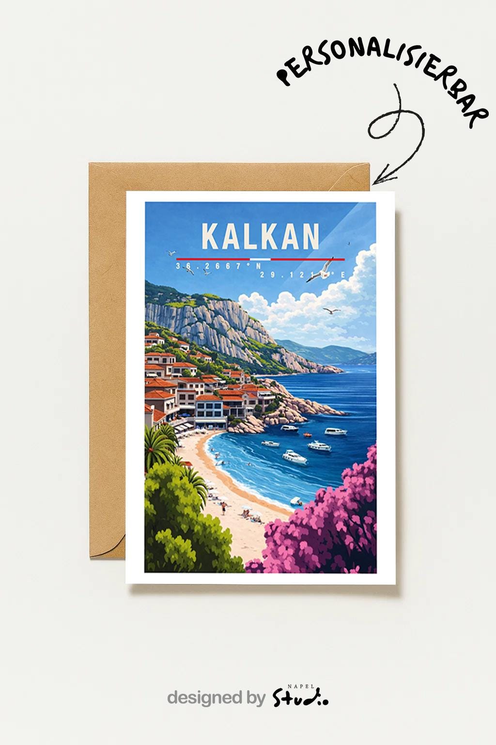 Illustrierte Grußkarte mit Kalkan-Motiv an der türkischen Mittelmeerküste. Zu sehen sind ein kleiner Hafen, Strand, Boote und typische Häuser vor felsiger Küste. Die Farben sind warm und harmonisch und stehen für Entspannung, Urlaub und mediterranes Lebensgefühl. Ideal als Reise-Grußkarte oder Geschenk für Türkei-Fans.