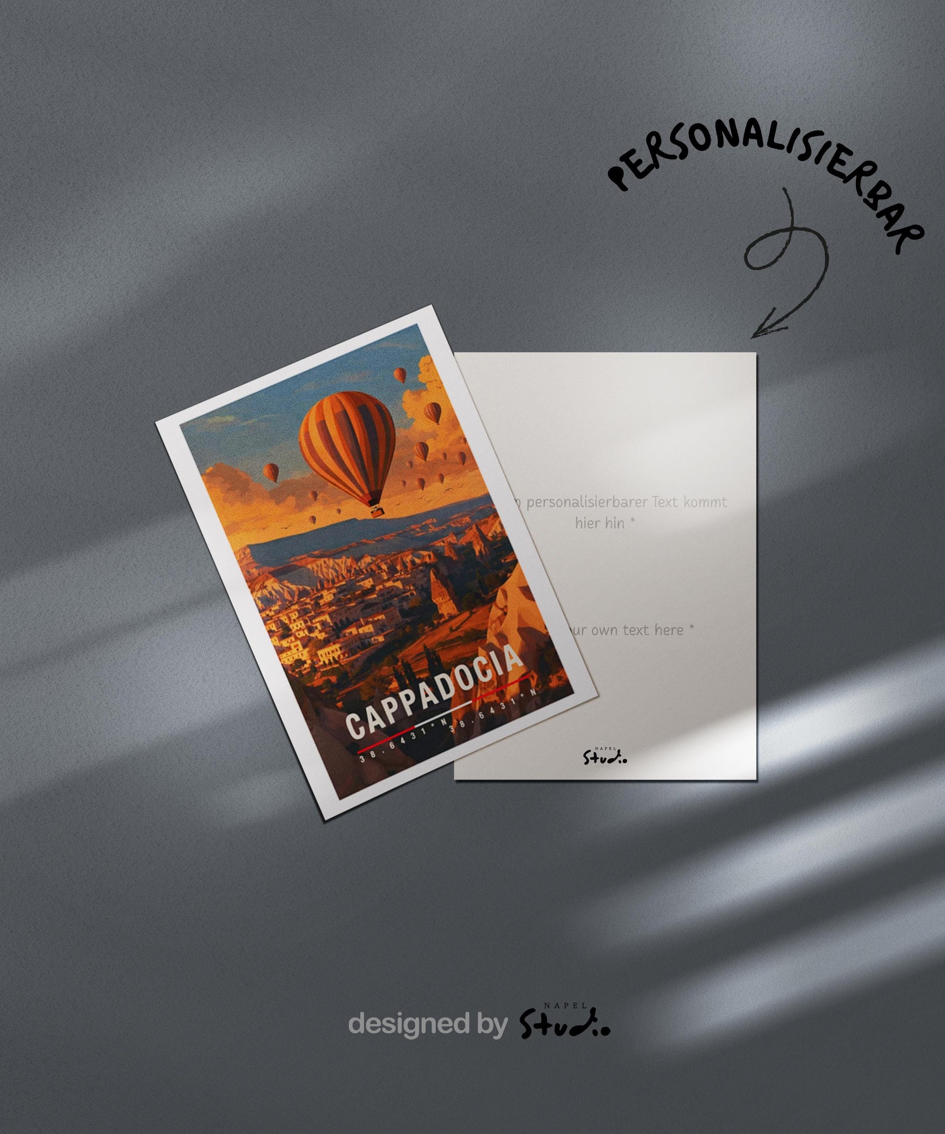 Illustrative Grußkarte mit Cappadocia-Motiv in der Türkei. Ein Heißluftballon schwebt über einzigartigen Felsformationen, kleinen Dörfern und einer warmen Morgenstimmung. Die Szene strahlt Ruhe, Romantik und Abenteuer aus. Ideal als Reise-Grußkarte, Hochzeits- oder Liebesgruß sowie für Türkei-Reisende und Natur-Fans.