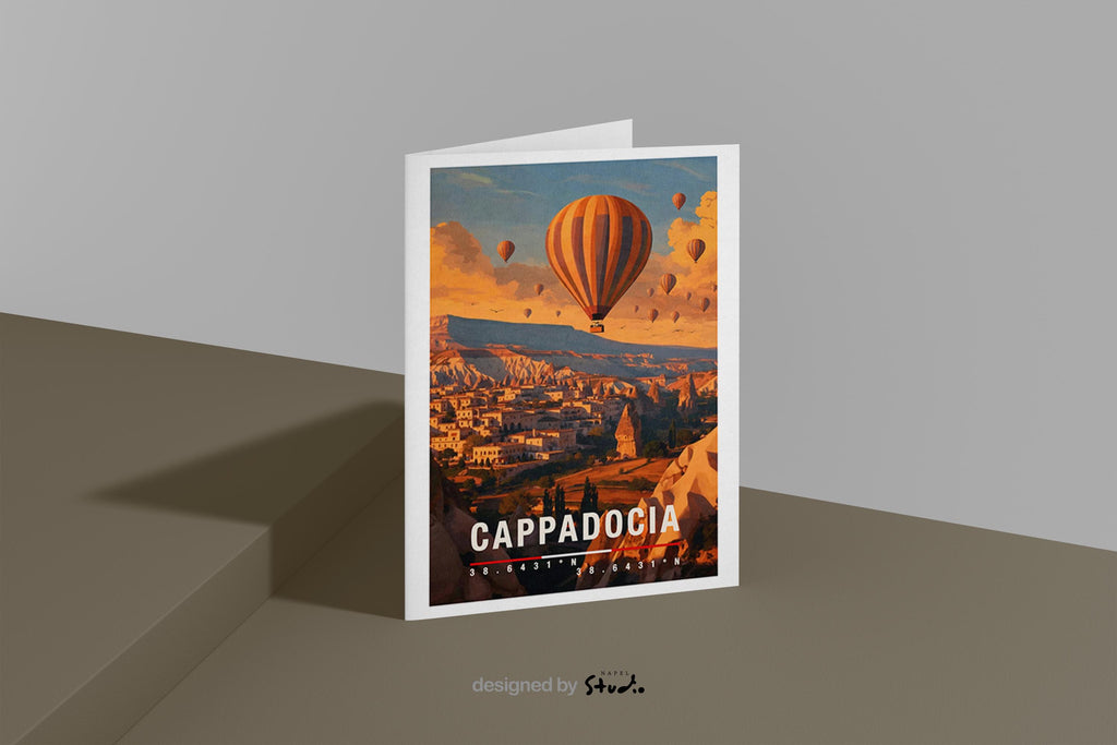 Illustrative Grußkarte mit Cappadocia-Motiv in der Türkei. Ein Heißluftballon schwebt über einzigartigen Felsformationen, kleinen Dörfern und einer warmen Morgenstimmung. Die Szene strahlt Ruhe, Romantik und Abenteuer aus. Ideal als Reise-Grußkarte, Hochzeits- oder Liebesgruß sowie für Türkei-Reisende und Natur-Fans.