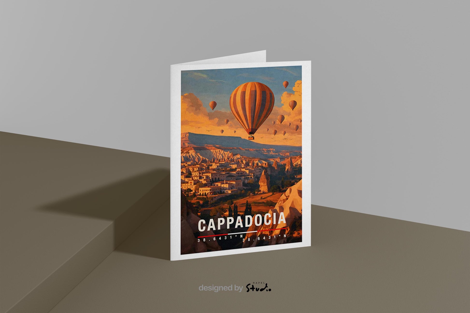 Illustrative Grußkarte mit Cappadocia-Motiv in der Türkei. Ein Heißluftballon schwebt über einzigartigen Felsformationen, kleinen Dörfern und einer warmen Morgenstimmung. Die Szene strahlt Ruhe, Romantik und Abenteuer aus. Ideal als Reise-Grußkarte, Hochzeits- oder Liebesgruß sowie für Türkei-Reisende und Natur-Fans.