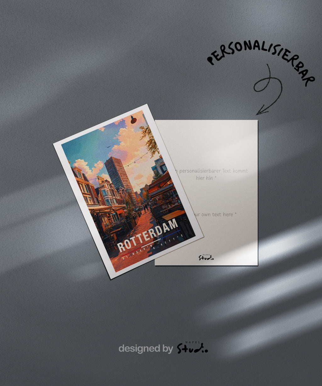 Illustrative Grußkarte mit einer warmen Straßenszene in Rotterdam, Niederlande. Zu sehen sind gemütliche Cafés mit Außentischen, typische niederländische Häuserfassaden und ein moderner Hochhausbau im Hintergrund. Die Abendstimmung mit weichem Licht vermittelt urbanes Flair, Reisegefühl und europäische Stadtromantik. Ideal als Städtegruß, Reisekarte oder Erinnerung an Rotterdam.