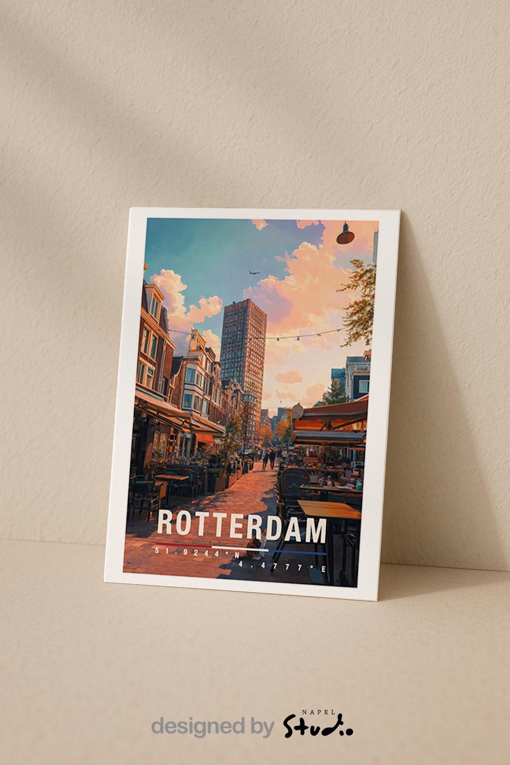 Illustrative Grußkarte mit einer warmen Straßenszene in Rotterdam, Niederlande. Zu sehen sind gemütliche Cafés mit Außentischen, typische niederländische Häuserfassaden und ein moderner Hochhausbau im Hintergrund. Die Abendstimmung mit weichem Licht vermittelt urbanes Flair, Reisegefühl und europäische Stadtromantik. Ideal als Städtegruß, Reisekarte oder Erinnerung an Rotterdam.