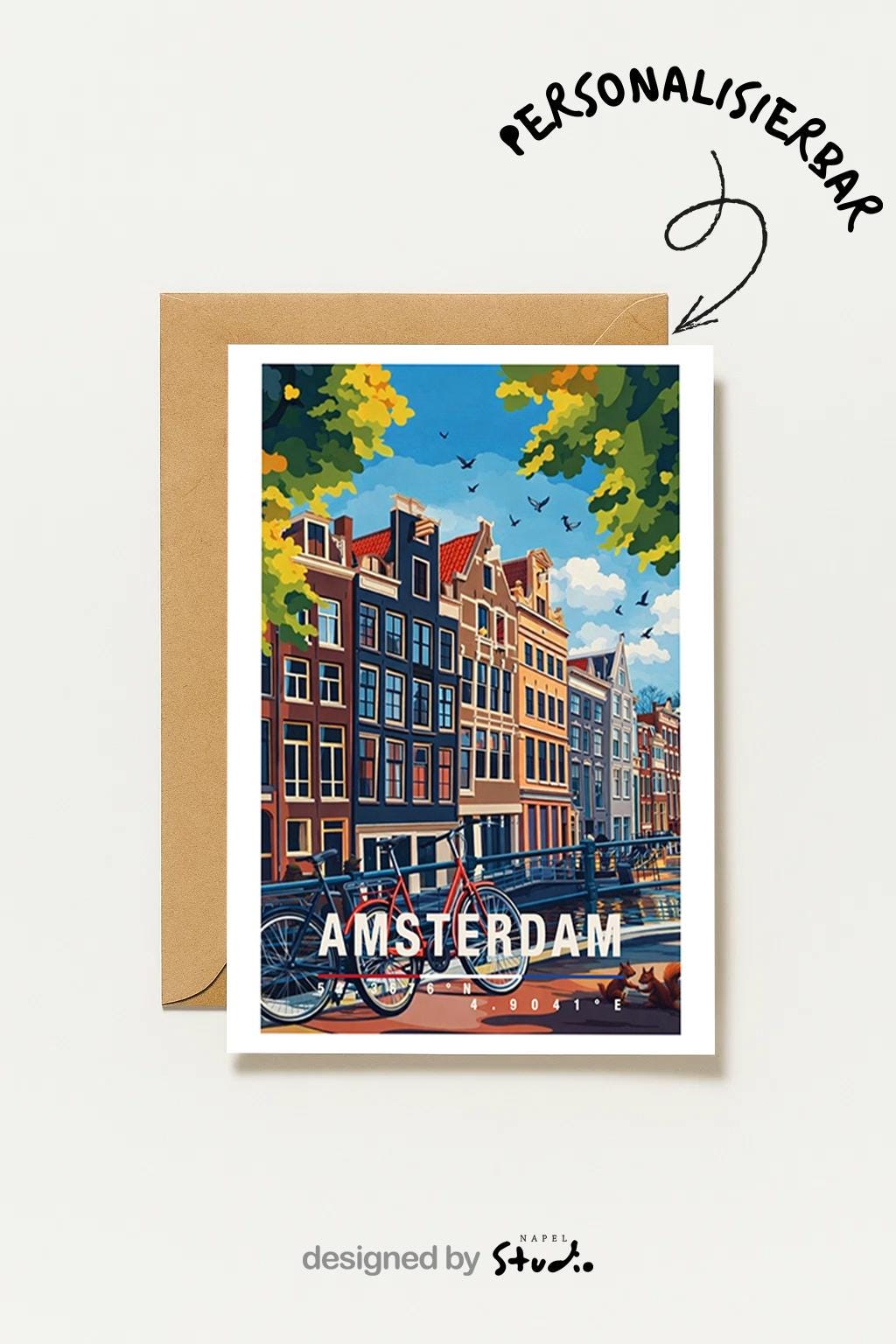 Illustrative Grußkarte mit mehreren Fahrrädern an einer Amsterdamer Gracht, umgeben von typischen schmalen Häuserfassaden. Die Szene steht für Alltag, Freiheit und urbanes Lebensgefühl in den Niederlanden und eignet sich ideal als moderne Reisekarte oder Städtegruß.