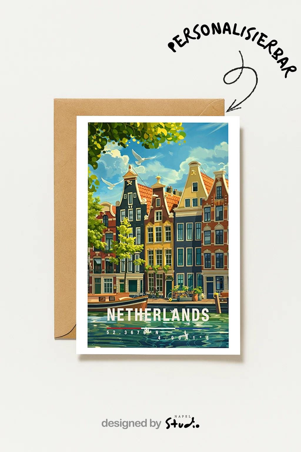 Diese Grußkarte zeigt klassische niederländische Grachtenhäuser mit spiegelndem Wasser, Booten und grünen Akzenten. Die Illustration steht symbolisch für die Niederlande und vermittelt Ruhe, Architektur und europäisches Stadtflair – ideal als allgemeine Reisekarte oder stilvoller Gruß.