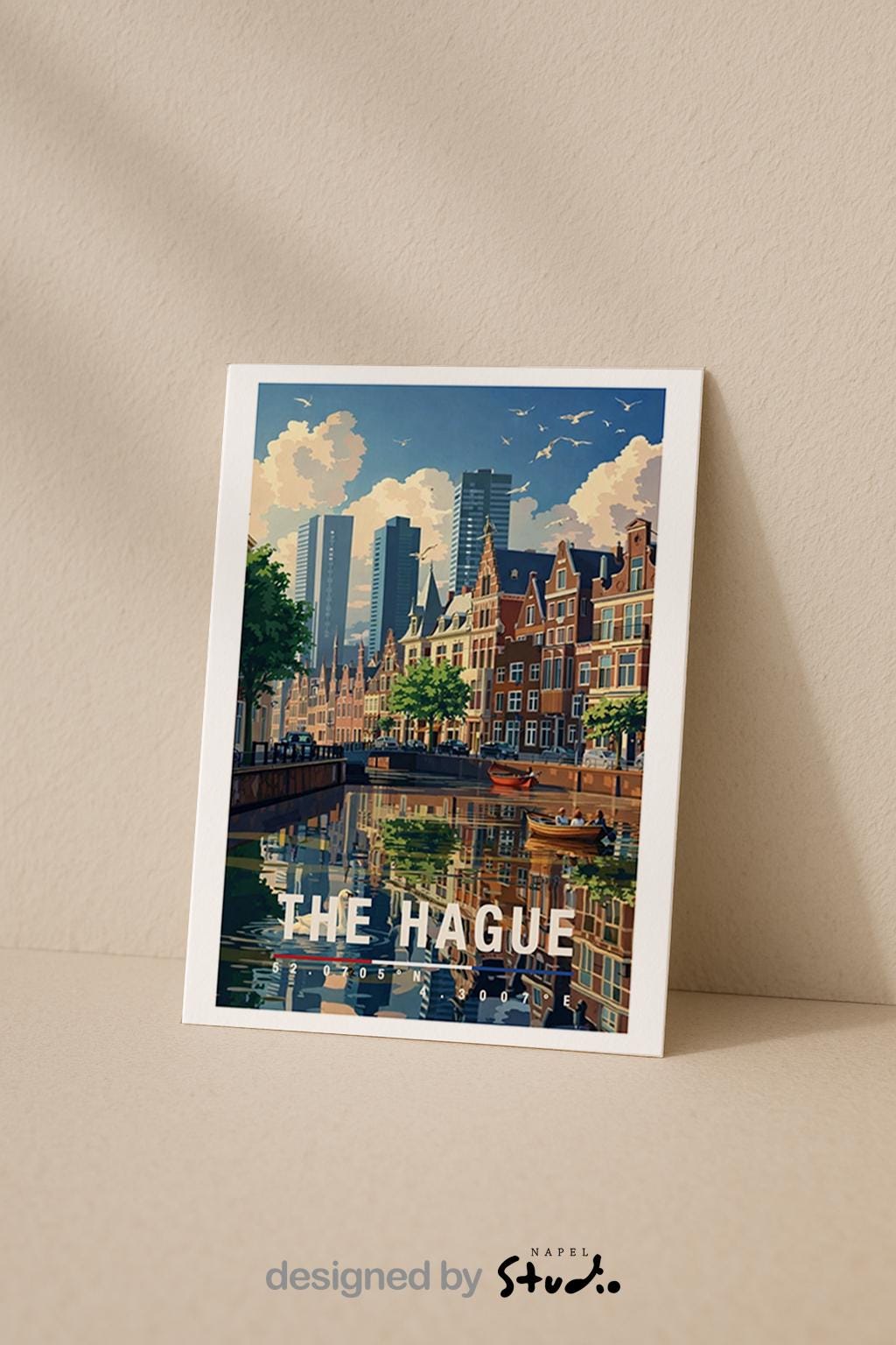 Illustrative Grußkarte mit Blick auf die historische Altstadt von Den Haag. Zu sehen sind klassische Backsteinfassaden, Kirchtürme und urbane Architektur vor einem dramatischen Himmel. Die Szene verbindet Tradition und Moderne und eignet sich ideal als stilvolle Reisekarte oder persönlicher Städtegruß aus den Niederlanden.