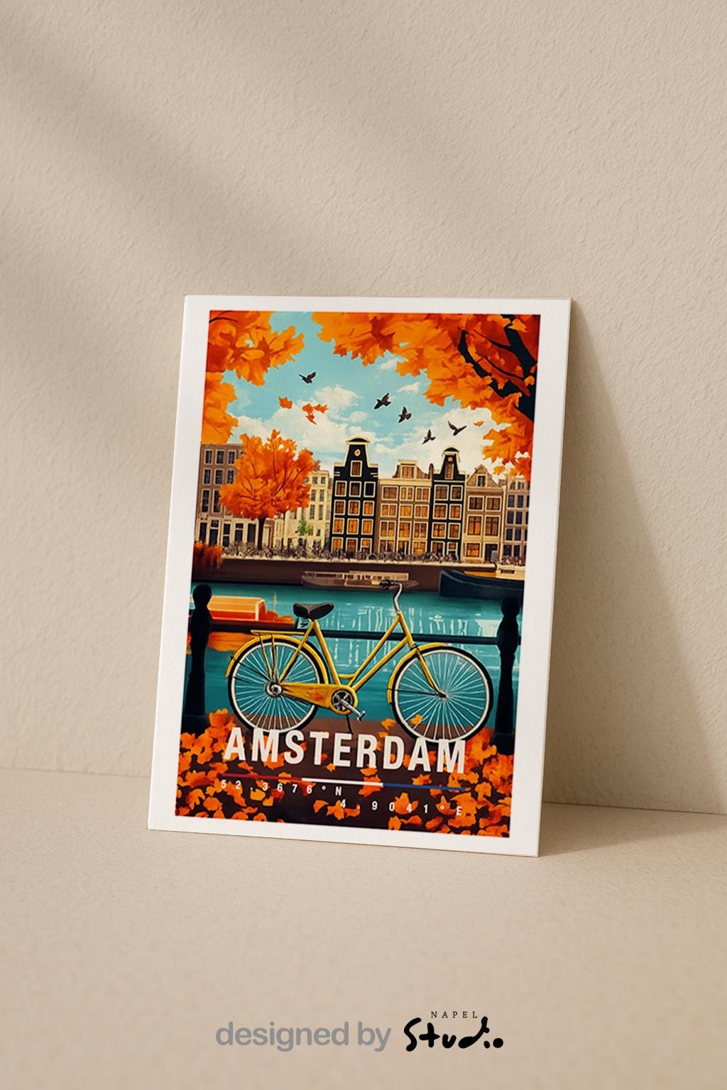 Diese Grußkarte zeigt eine herbstliche Szene in Amsterdam mit bunten Blättern, typischen Grachtenhäusern und einem Fahrrad am Wasser. Die warme Farbpalette vermittelt Gemütlichkeit, Nostalgie und typisches Amsterdam-Flair – perfekt als Reisekarte oder liebevoller Städtegruß.