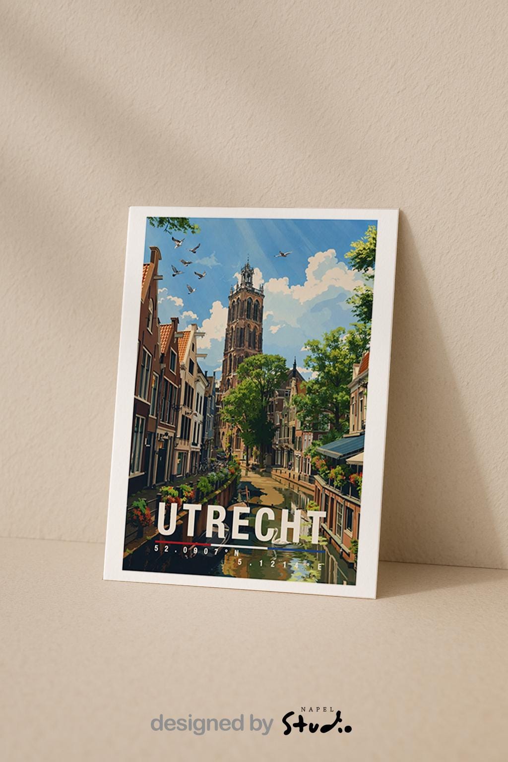 Diese Grußkarte zeigt eine malerische Gracht in Utrecht mit historischen Häusern, Booten und dem markanten Domturm im Hintergrund. Die Illustration vermittelt Ruhe, Geschichte und typisch niederländisches Stadtgefühl – ideal als stilvolle Reisekarte oder persönlicher Gruß aus Utrecht.