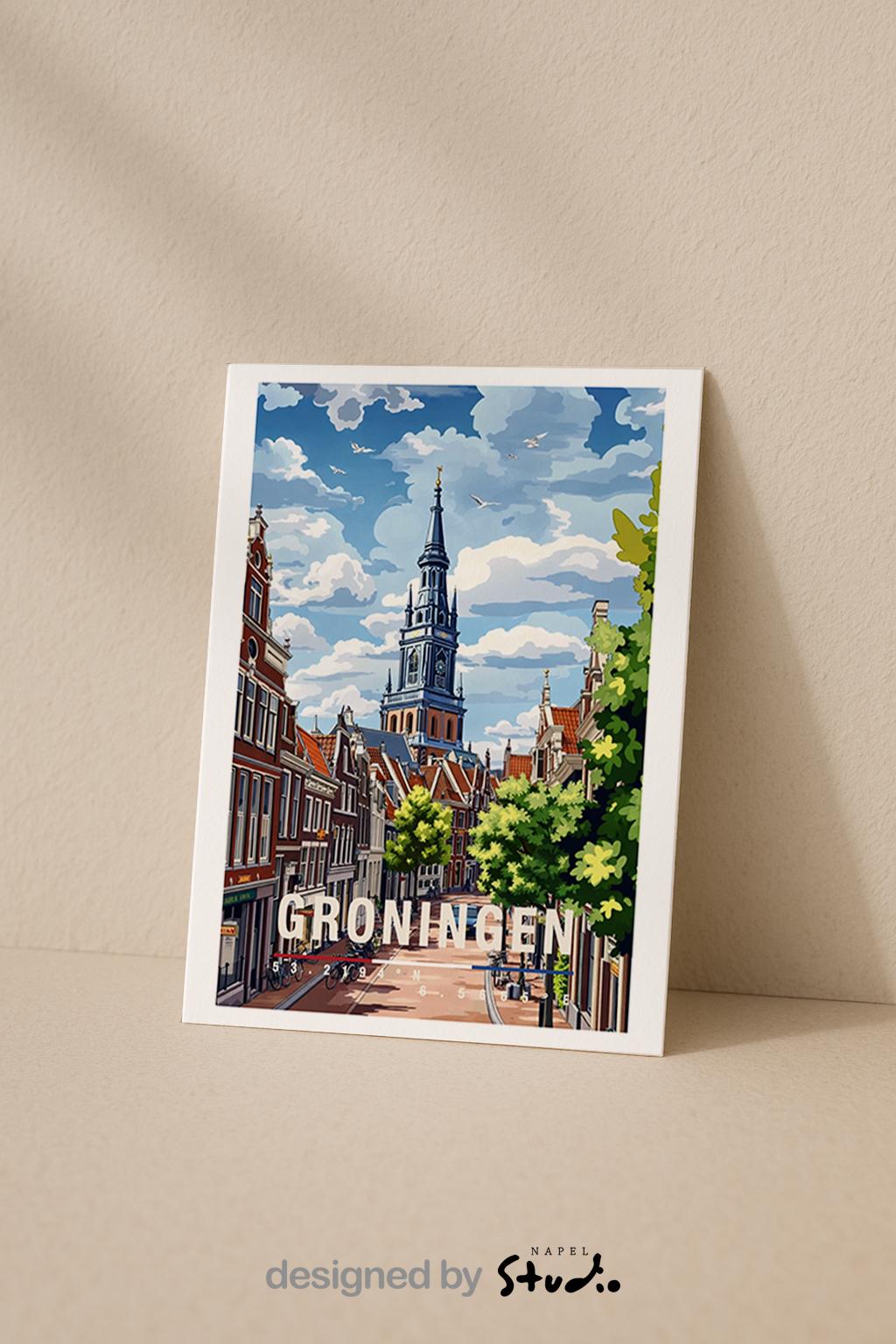 Illustrative Grußkarte mit Blick auf Groningen. Zu sehen sind historische Häuserreihen, grüne Bäume und der markante Kirchturm der Stadt. Die Szene verbindet Ruhe und urbanes Leben und eignet sich hervorragend als Reisekarte oder liebevoller Städtegruß aus den Niederlanden.