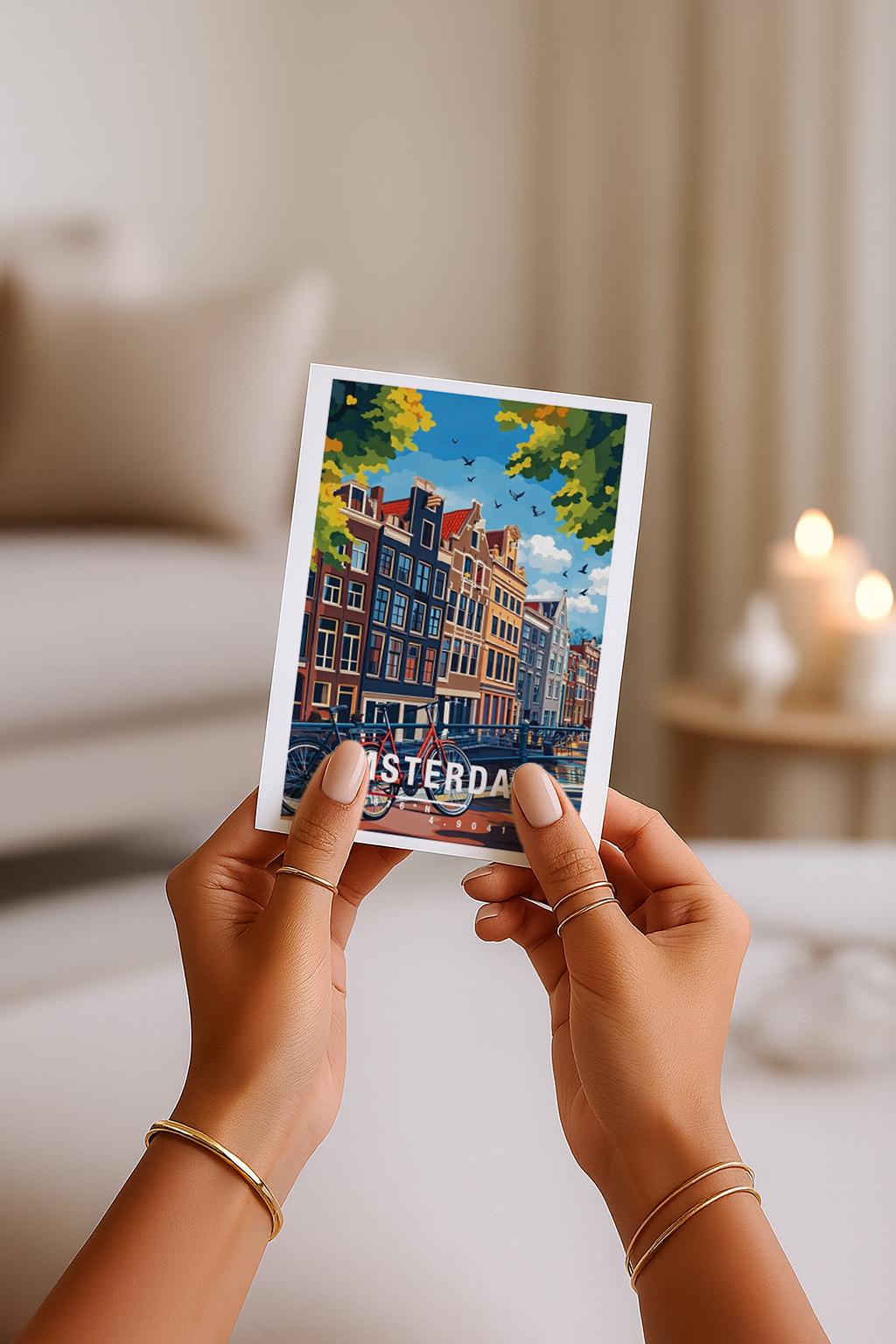 Illustrative Grußkarte mit mehreren Fahrrädern an einer Amsterdamer Gracht, umgeben von typischen schmalen Häuserfassaden. Die Szene steht für Alltag, Freiheit und urbanes Lebensgefühl in den Niederlanden und eignet sich ideal als moderne Reisekarte oder Städtegruß.