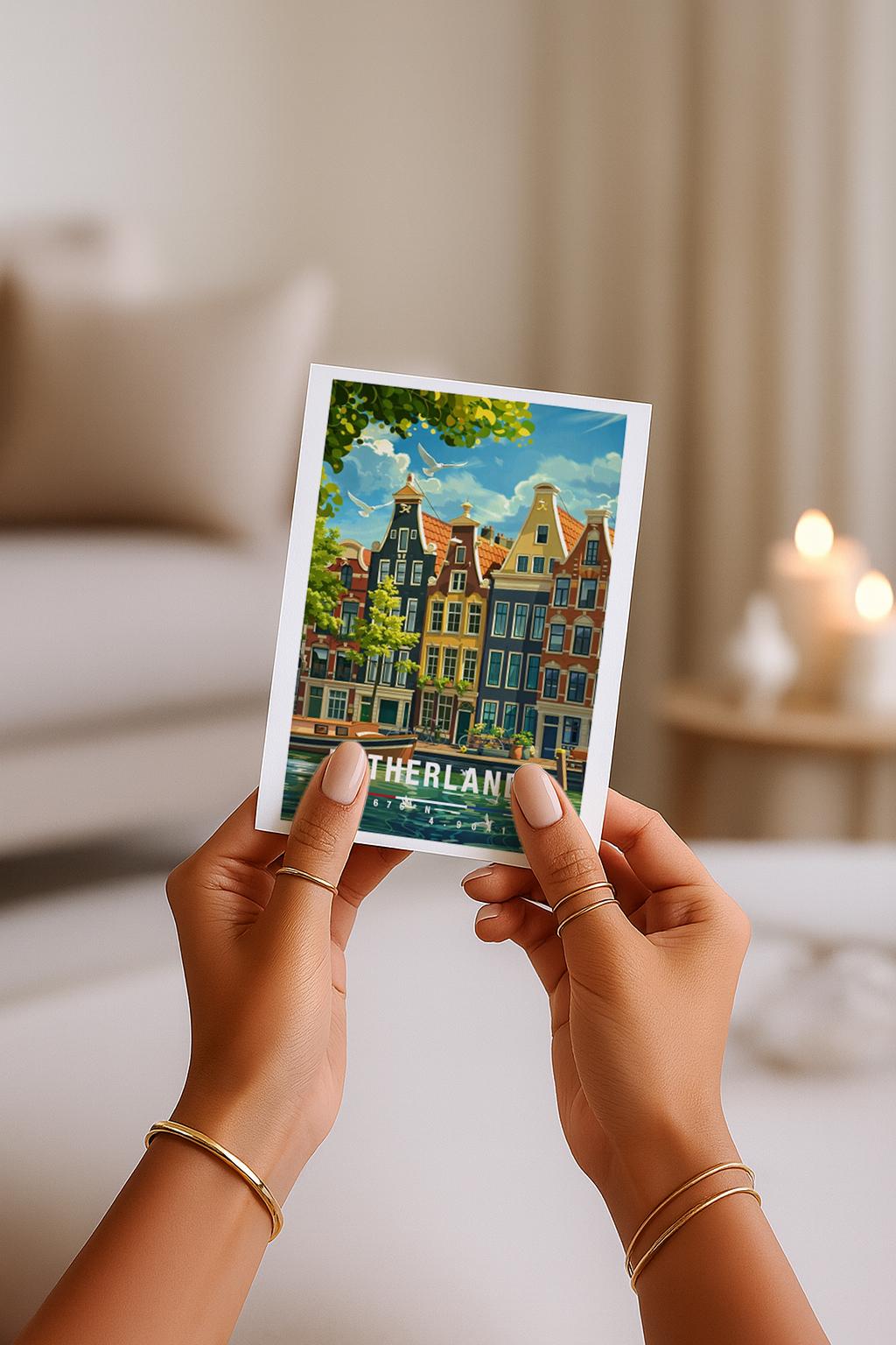 Diese Grußkarte zeigt klassische niederländische Grachtenhäuser mit spiegelndem Wasser, Booten und grünen Akzenten. Die Illustration steht symbolisch für die Niederlande und vermittelt Ruhe, Architektur und europäisches Stadtflair – ideal als allgemeine Reisekarte oder stilvoller Gruß.