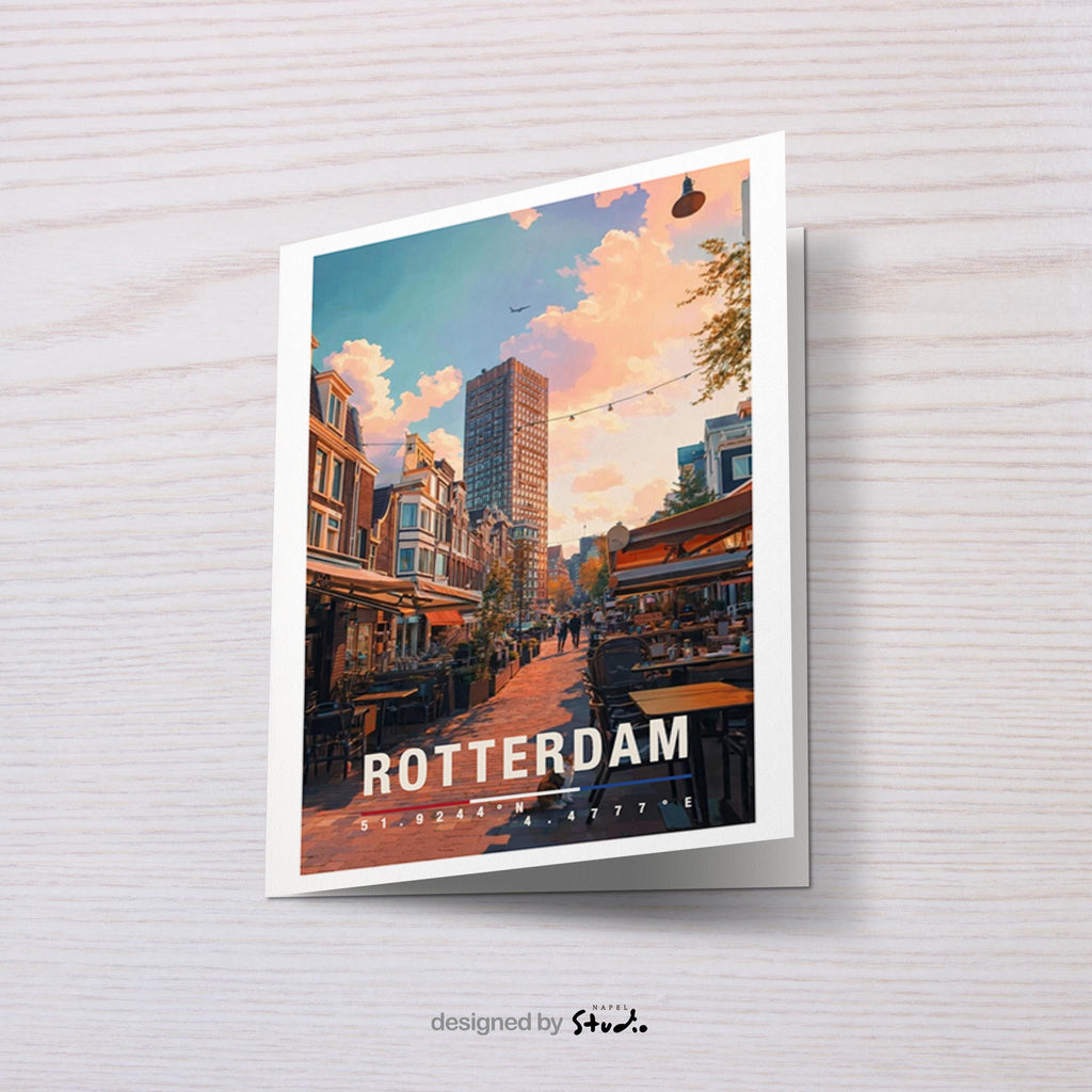 Illustrative Grußkarte mit einer warmen Straßenszene in Rotterdam, Niederlande. Zu sehen sind gemütliche Cafés mit Außentischen, typische niederländische Häuserfassaden und ein moderner Hochhausbau im Hintergrund. Die Abendstimmung mit weichem Licht vermittelt urbanes Flair, Reisegefühl und europäische Stadtromantik. Ideal als Städtegruß, Reisekarte oder Erinnerung an Rotterdam.