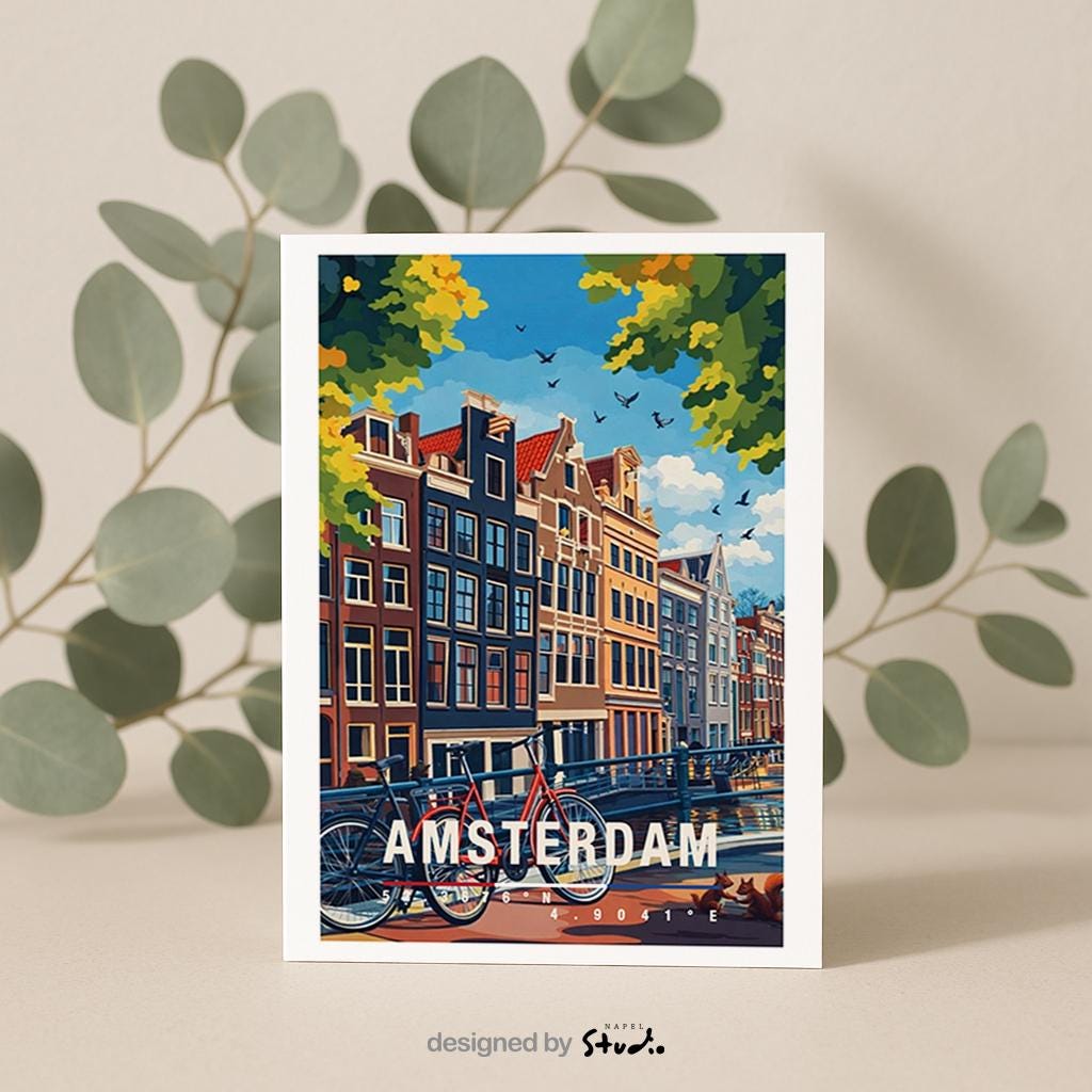 Illustrative Grußkarte mit mehreren Fahrrädern an einer Amsterdamer Gracht, umgeben von typischen schmalen Häuserfassaden. Die Szene steht für Alltag, Freiheit und urbanes Lebensgefühl in den Niederlanden und eignet sich ideal als moderne Reisekarte oder Städtegruß.