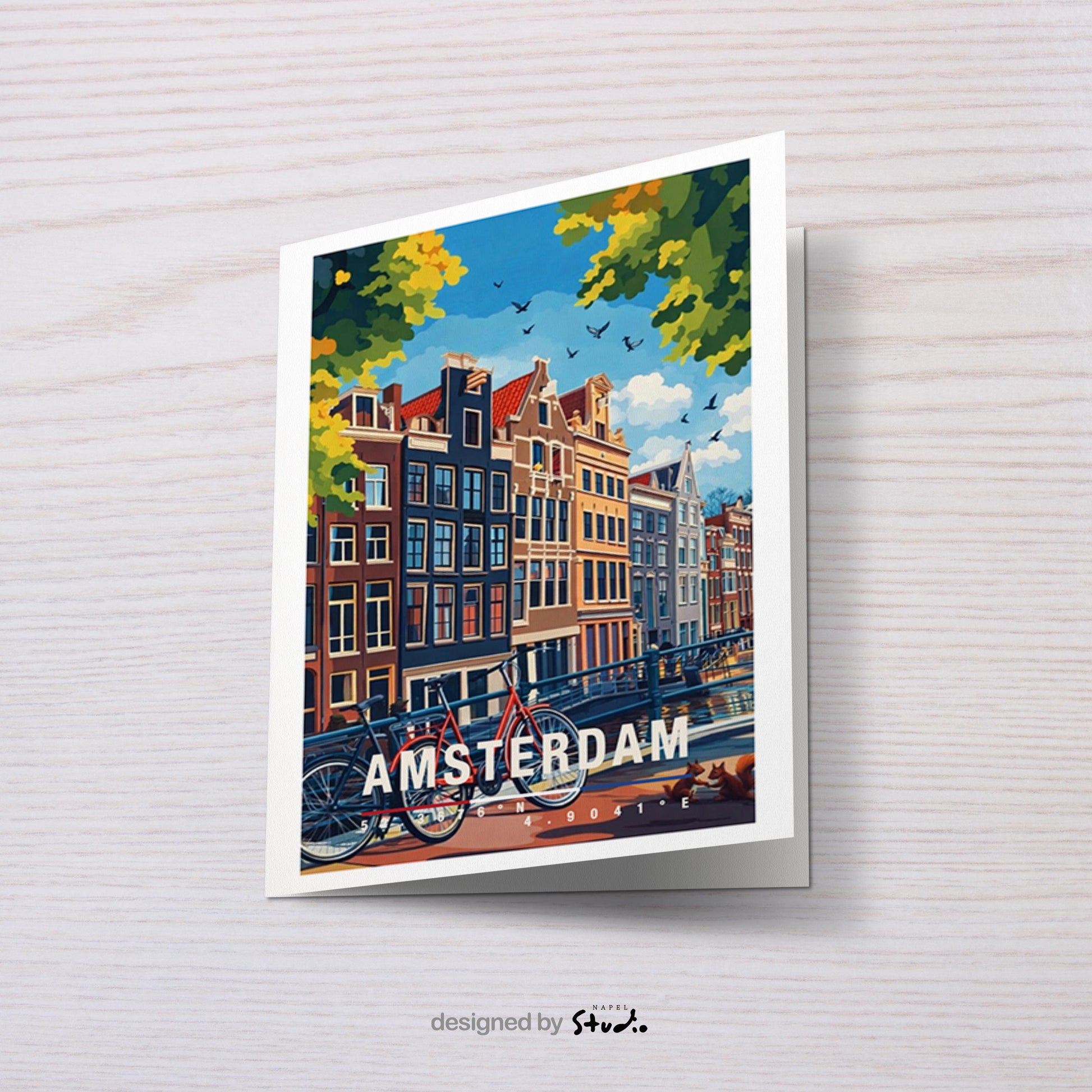Illustrative Grußkarte mit mehreren Fahrrädern an einer Amsterdamer Gracht, umgeben von typischen schmalen Häuserfassaden. Die Szene steht für Alltag, Freiheit und urbanes Lebensgefühl in den Niederlanden und eignet sich ideal als moderne Reisekarte oder Städtegruß.