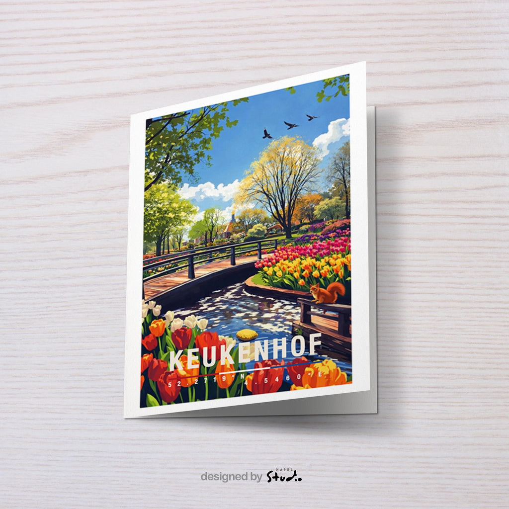 Farbenfrohe Grußkarte mit Blick auf den Keukenhof in den Niederlanden. Zu sehen sind blühende Tulpenbeete, ein kleiner Bach und eine Brücke inmitten einer gepflegten Gartenlandschaft. Die Illustration strahlt Frühling, Natur und Ruhe aus und eignet sich perfekt als Blumen- oder Reisekarte.