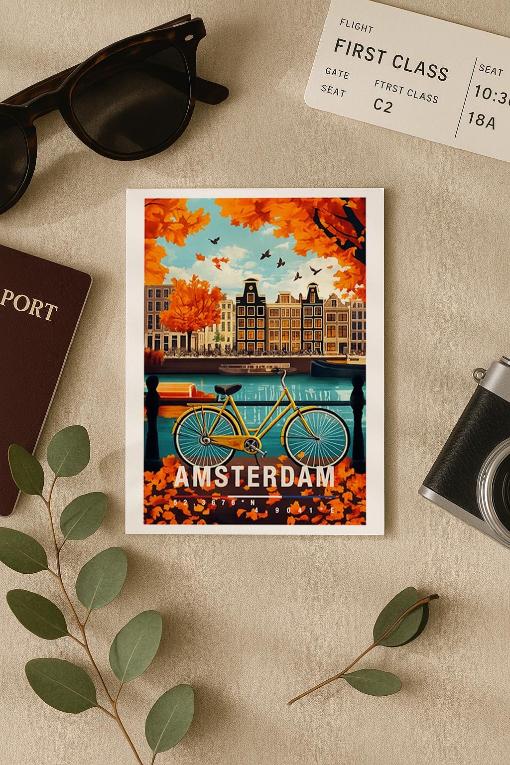 Diese Grußkarte zeigt eine herbstliche Szene in Amsterdam mit bunten Blättern, typischen Grachtenhäusern und einem Fahrrad am Wasser. Die warme Farbpalette vermittelt Gemütlichkeit, Nostalgie und typisches Amsterdam-Flair – perfekt als Reisekarte oder liebevoller Städtegruß.