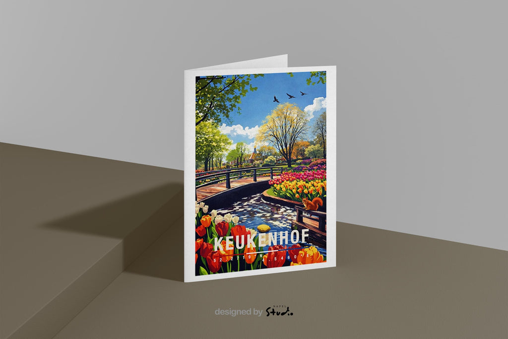 Farbenfrohe Grußkarte mit Blick auf den Keukenhof in den Niederlanden. Zu sehen sind blühende Tulpenbeete, ein kleiner Bach und eine Brücke inmitten einer gepflegten Gartenlandschaft. Die Illustration strahlt Frühling, Natur und Ruhe aus und eignet sich perfekt als Blumen- oder Reisekarte.