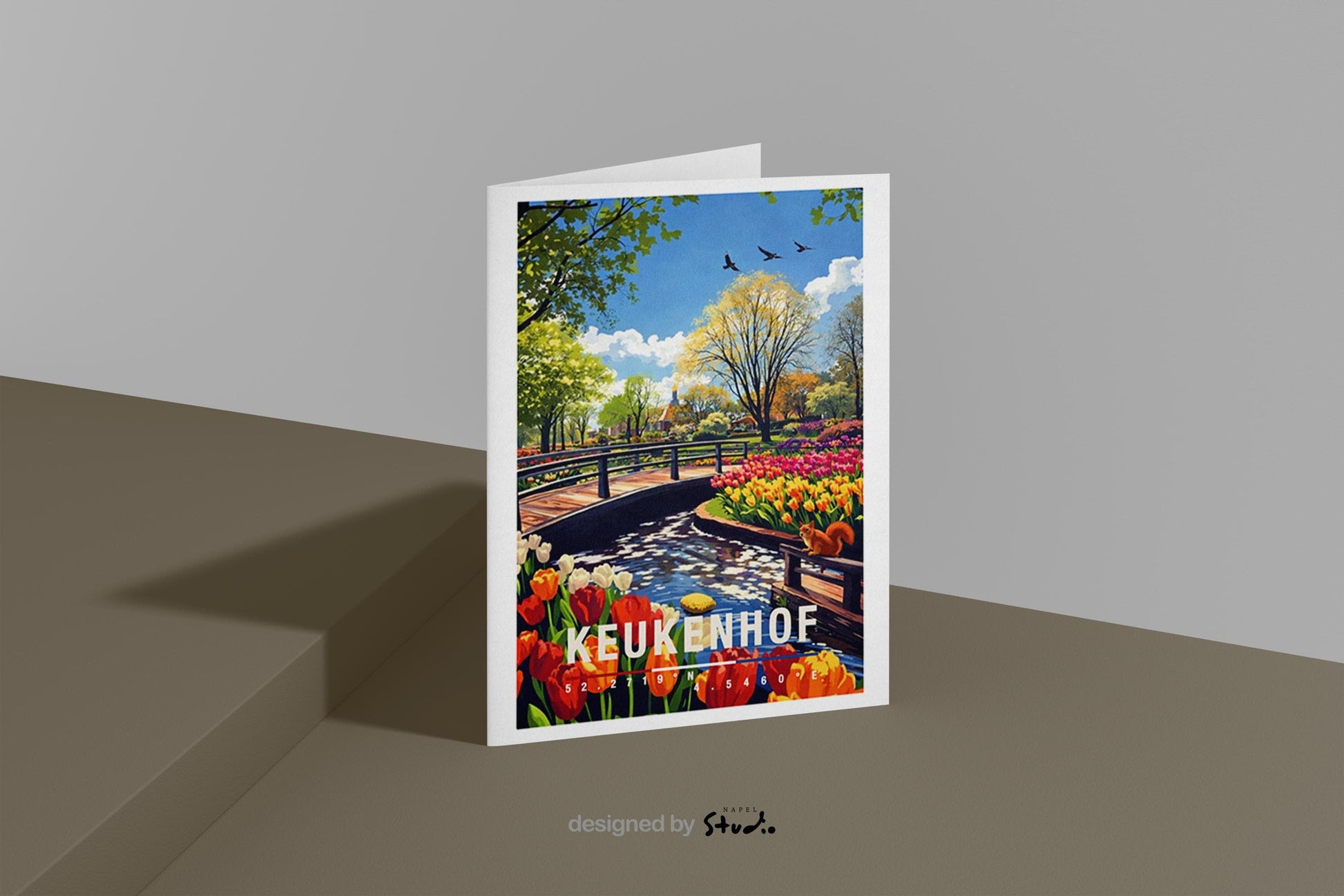 Farbenfrohe Grußkarte mit Blick auf den Keukenhof in den Niederlanden. Zu sehen sind blühende Tulpenbeete, ein kleiner Bach und eine Brücke inmitten einer gepflegten Gartenlandschaft. Die Illustration strahlt Frühling, Natur und Ruhe aus und eignet sich perfekt als Blumen- oder Reisekarte.