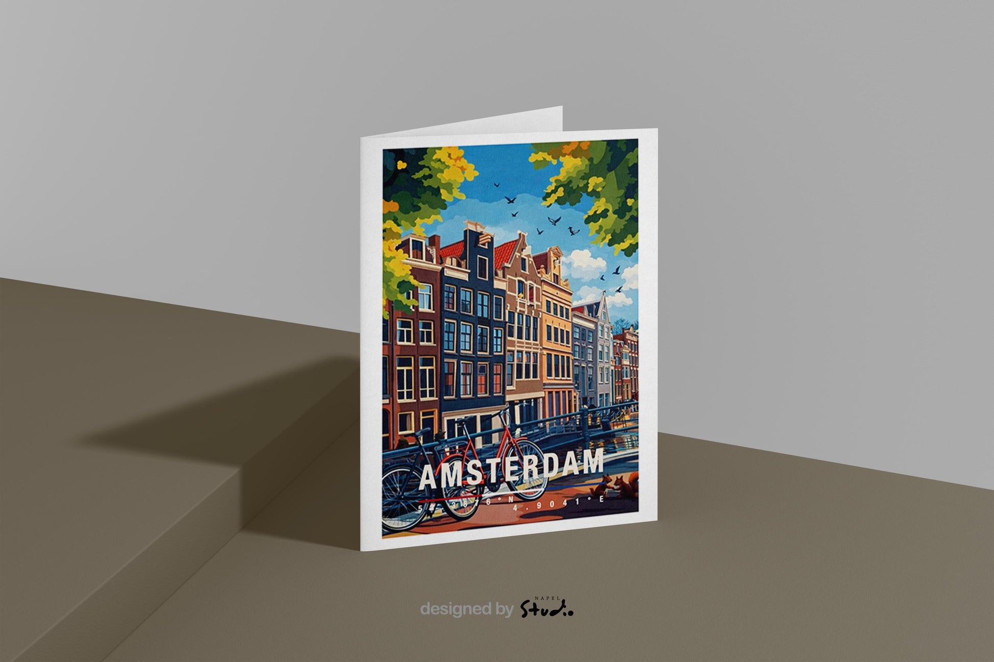 Illustrative Grußkarte mit mehreren Fahrrädern an einer Amsterdamer Gracht, umgeben von typischen schmalen Häuserfassaden. Die Szene steht für Alltag, Freiheit und urbanes Lebensgefühl in den Niederlanden und eignet sich ideal als moderne Reisekarte oder Städtegruß.