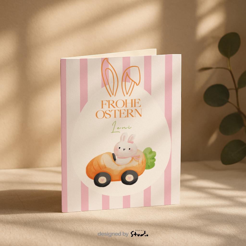 Liebevoll gestaltete Oster Grußkarte mit süßem Hasen in einem kleinen Auto aus Karotte, pastellfarbene Illustration im Ei-Format, ideal als personalisierte Osterkarte für Kinder, Familie oder Enkel, fröhliches Frühlingsmotiv mit niedlichem Osterhasen und weichen Farben.