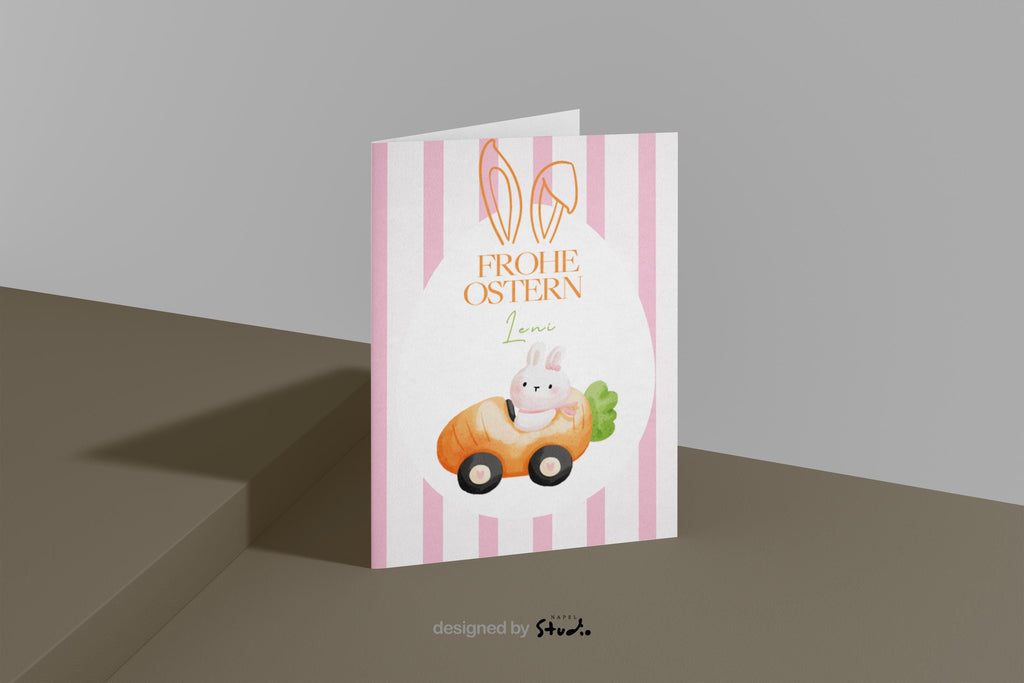 Liebevoll gestaltete Oster Grußkarte mit süßem Hasen in einem kleinen Auto aus Karotte, pastellfarbene Illustration im Ei-Format, ideal als personalisierte Osterkarte für Kinder, Familie oder Enkel, fröhliches Frühlingsmotiv mit niedlichem Osterhasen und weichen Farben.
