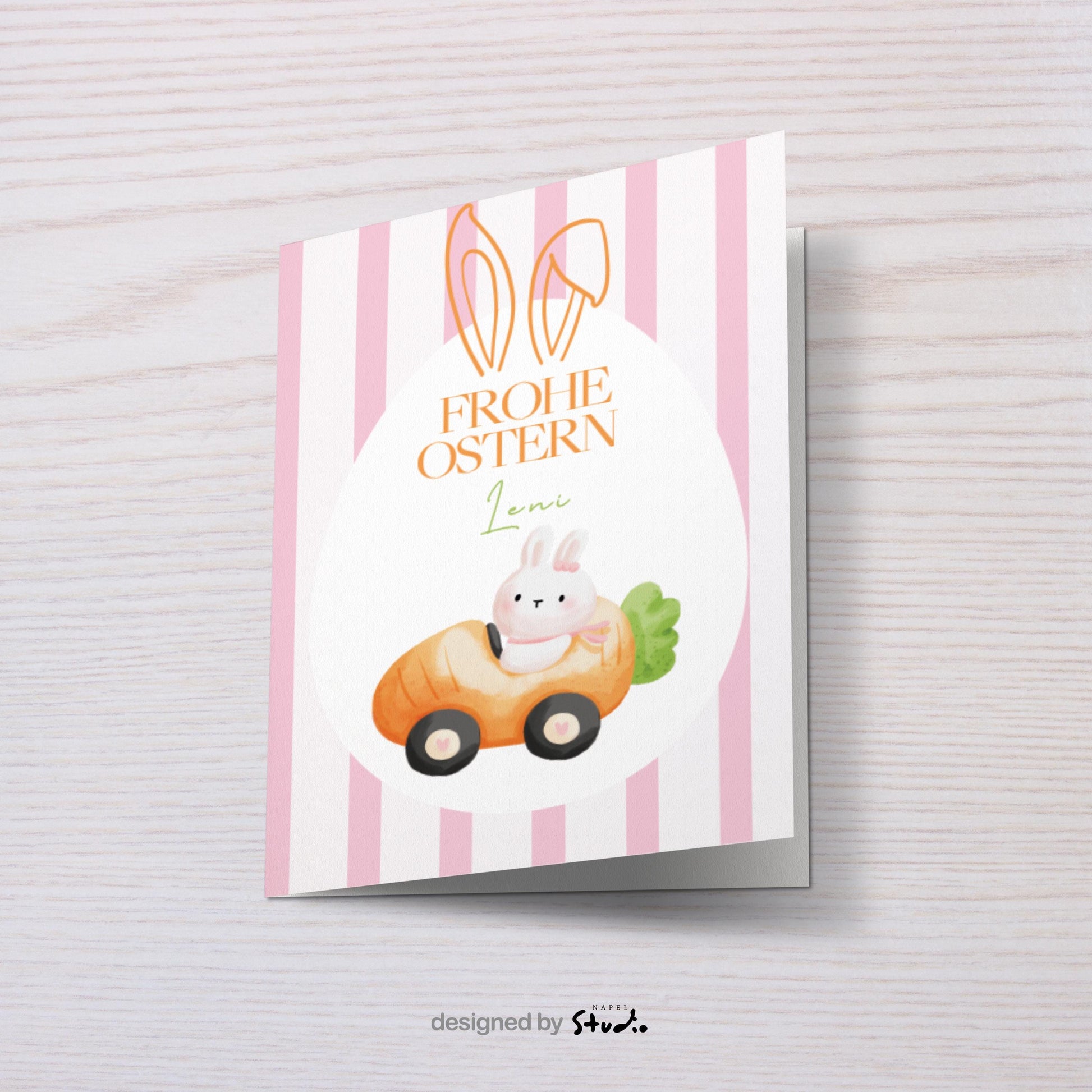 Liebevoll gestaltete Oster Grußkarte mit süßem Hasen in einem kleinen Auto aus Karotte, pastellfarbene Illustration im Ei-Format, ideal als personalisierte Osterkarte für Kinder, Familie oder Enkel, fröhliches Frühlingsmotiv mit niedlichem Osterhasen und weichen Farben.