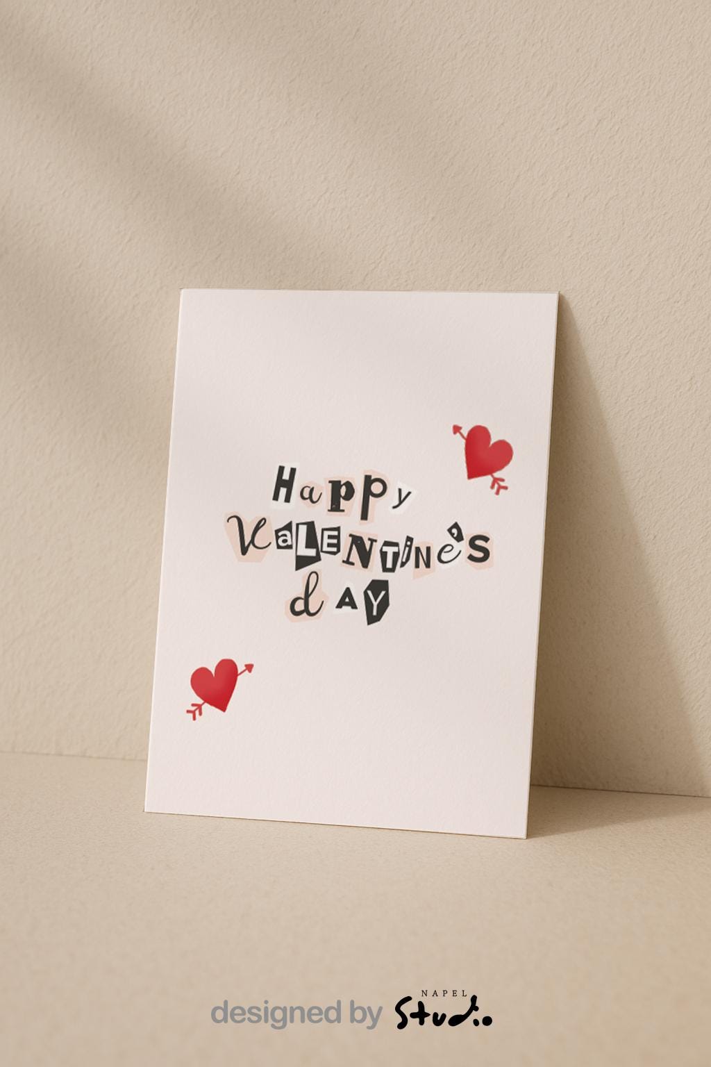 Verspielte Valentinstags Grußkarte mit Collage-Typografie und kleinen Herzillustrationen, modernes Design auf hellem Hintergrund, perfekt als liebevolle Valentine Karte für Partner oder Lieblingsmenschen, ideal für romantische Grüße mit kreativem Stil.