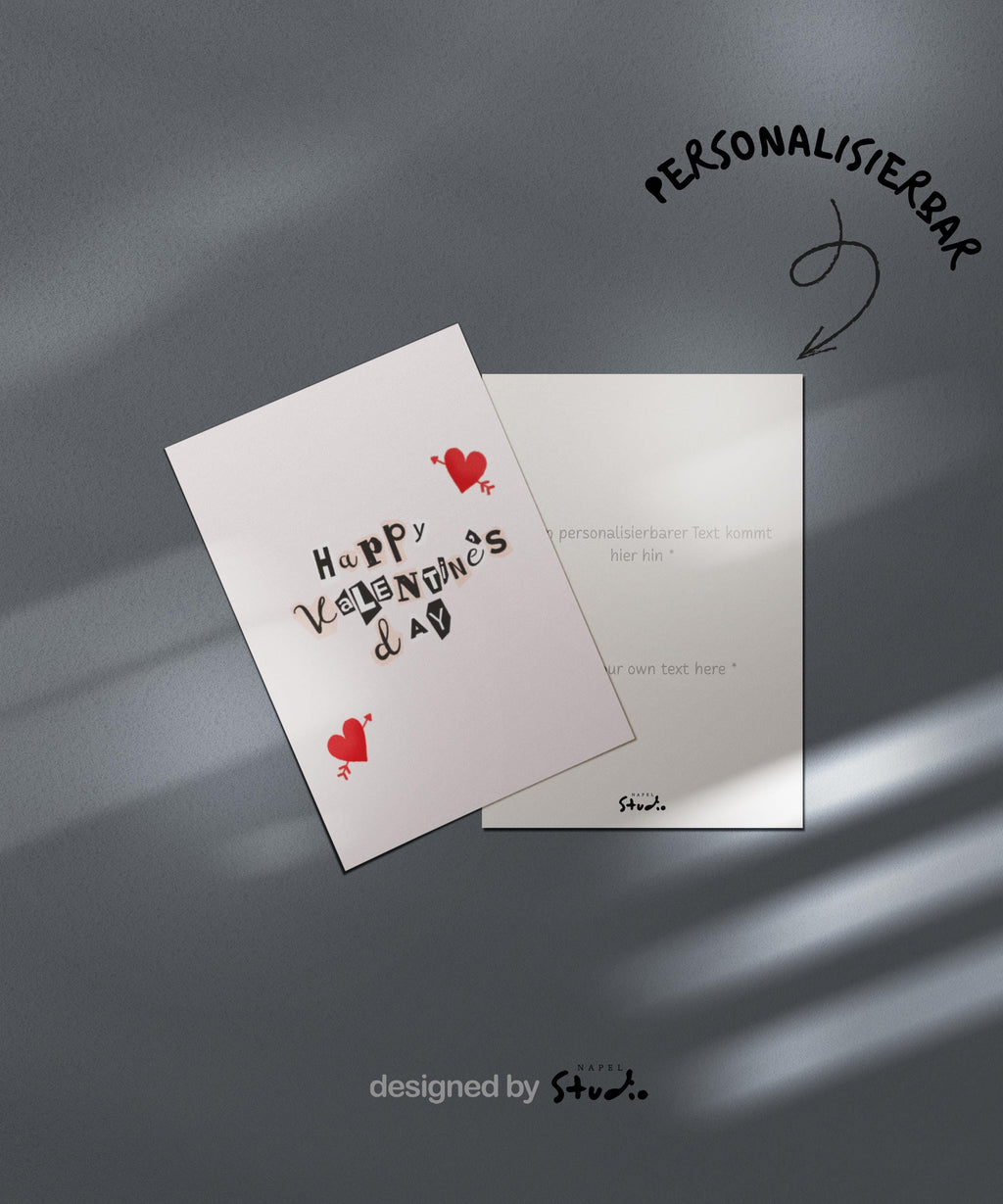 Verspielte Valentinstags Grußkarte mit Collage-Typografie und kleinen Herzillustrationen, modernes Design auf hellem Hintergrund, perfekt als liebevolle Valentine Karte für Partner oder Lieblingsmenschen, ideal für romantische Grüße mit kreativem Stil.
