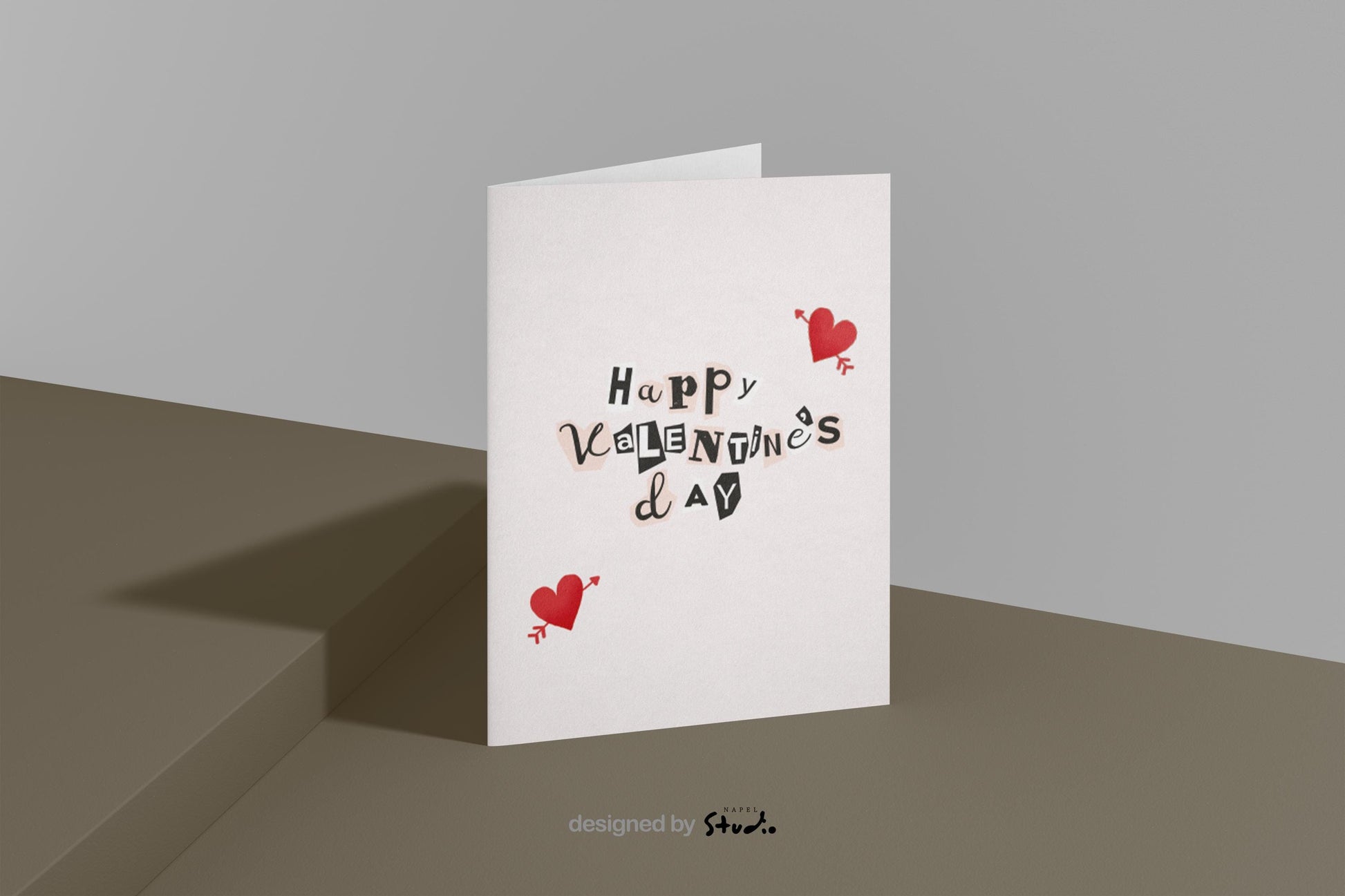 Verspielte Valentinstags Grußkarte mit Collage-Typografie und kleinen Herzillustrationen, modernes Design auf hellem Hintergrund, perfekt als liebevolle Valentine Karte für Partner oder Lieblingsmenschen, ideal für romantische Grüße mit kreativem Stil.