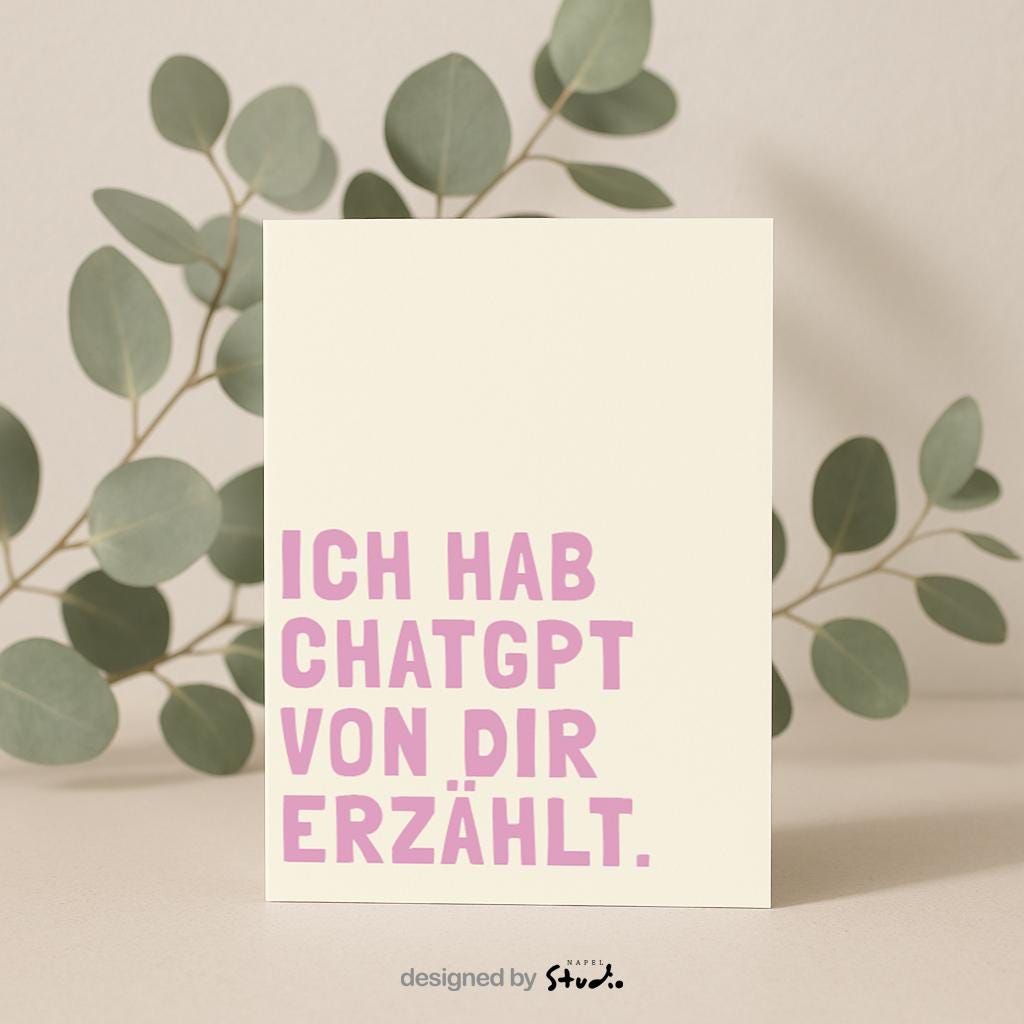 Humorvolle Grußkarte mit modernem Textdesign und der Aufschrift „Ich hab ChatGPT von dir erzählt“, minimalistischer Stil mit klarer Typografie, perfekte lustige Karte für Freunde, Kollegen oder als kleine Aufmerksamkeit, ideal für Technik-Fans und Menschen mit Humor.