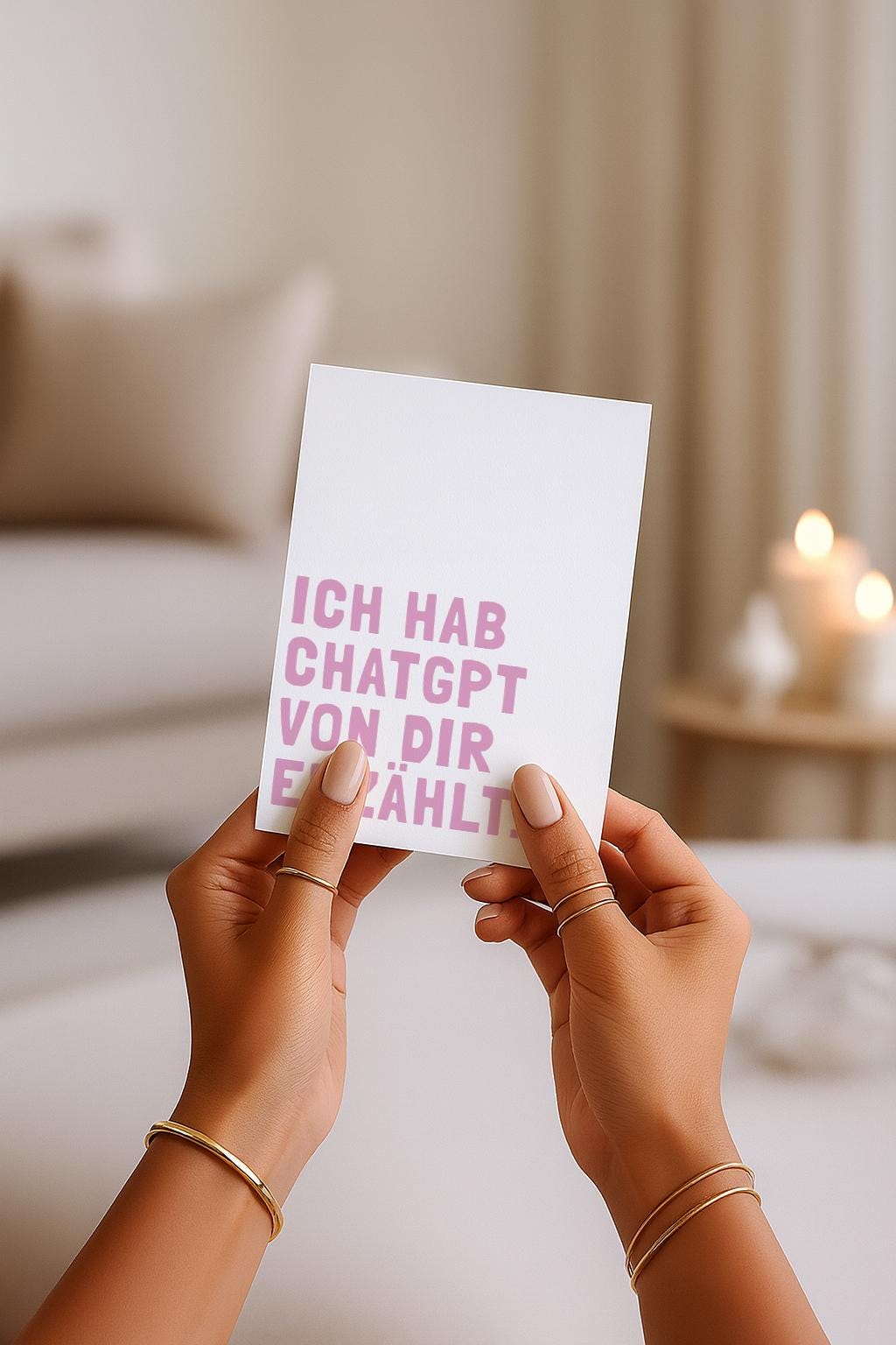 Humorvolle Grußkarte mit modernem Textdesign und der Aufschrift „Ich hab ChatGPT von dir erzählt“, minimalistischer Stil mit klarer Typografie, perfekte lustige Karte für Freunde, Kollegen oder als kleine Aufmerksamkeit, ideal für Technik-Fans und Menschen mit Humor.