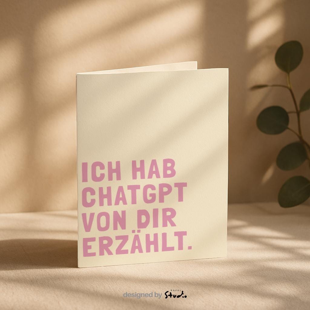 Humorvolle Grußkarte mit modernem Textdesign und der Aufschrift „Ich hab ChatGPT von dir erzählt“, minimalistischer Stil mit klarer Typografie, perfekte lustige Karte für Freunde, Kollegen oder als kleine Aufmerksamkeit, ideal für Technik-Fans und Menschen mit Humor.
