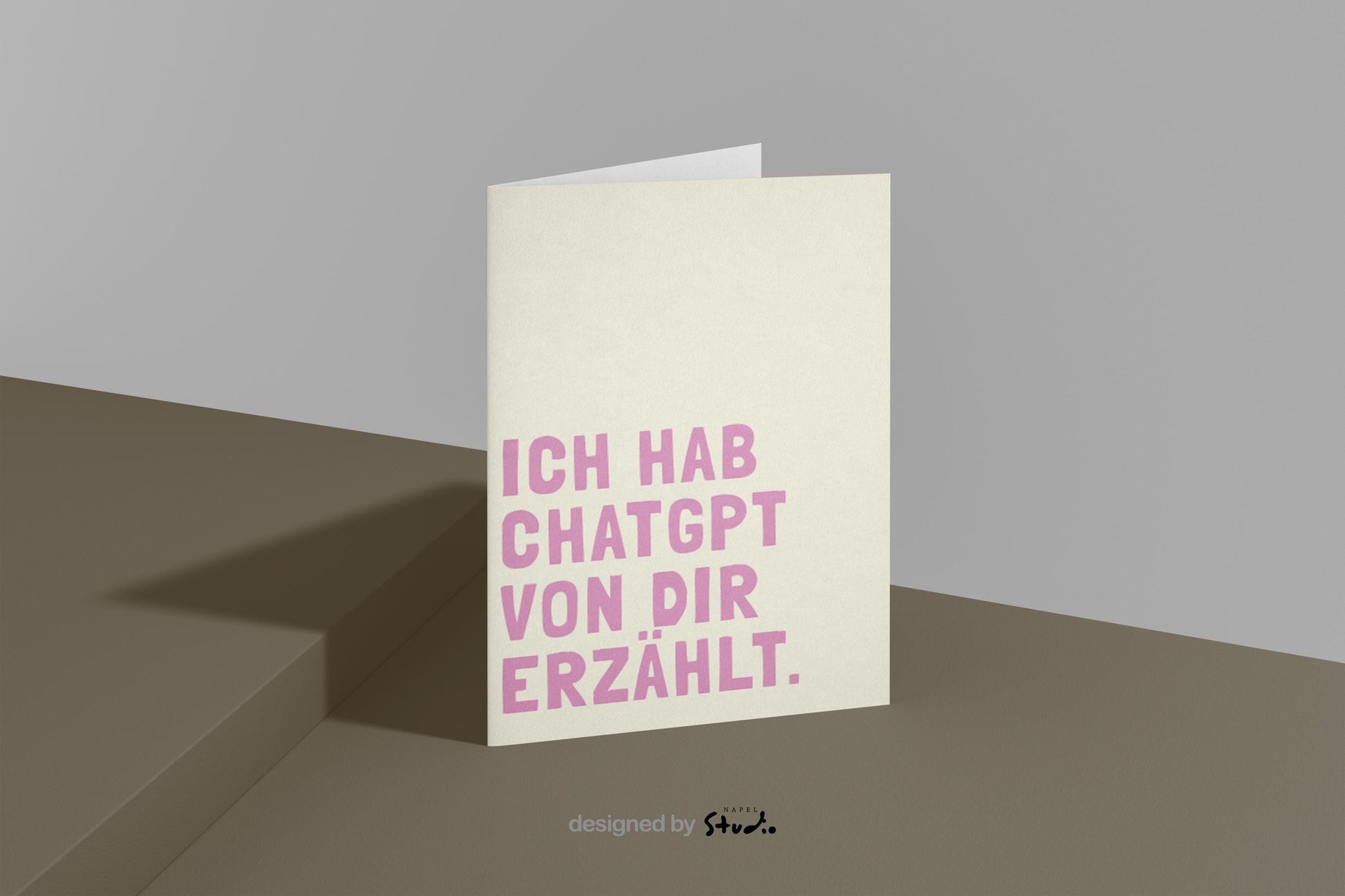 Humorvolle Grußkarte mit modernem Textdesign und der Aufschrift „Ich hab ChatGPT von dir erzählt“, minimalistischer Stil mit klarer Typografie, perfekte lustige Karte für Freunde, Kollegen oder als kleine Aufmerksamkeit, ideal für Technik-Fans und Menschen mit Humor.