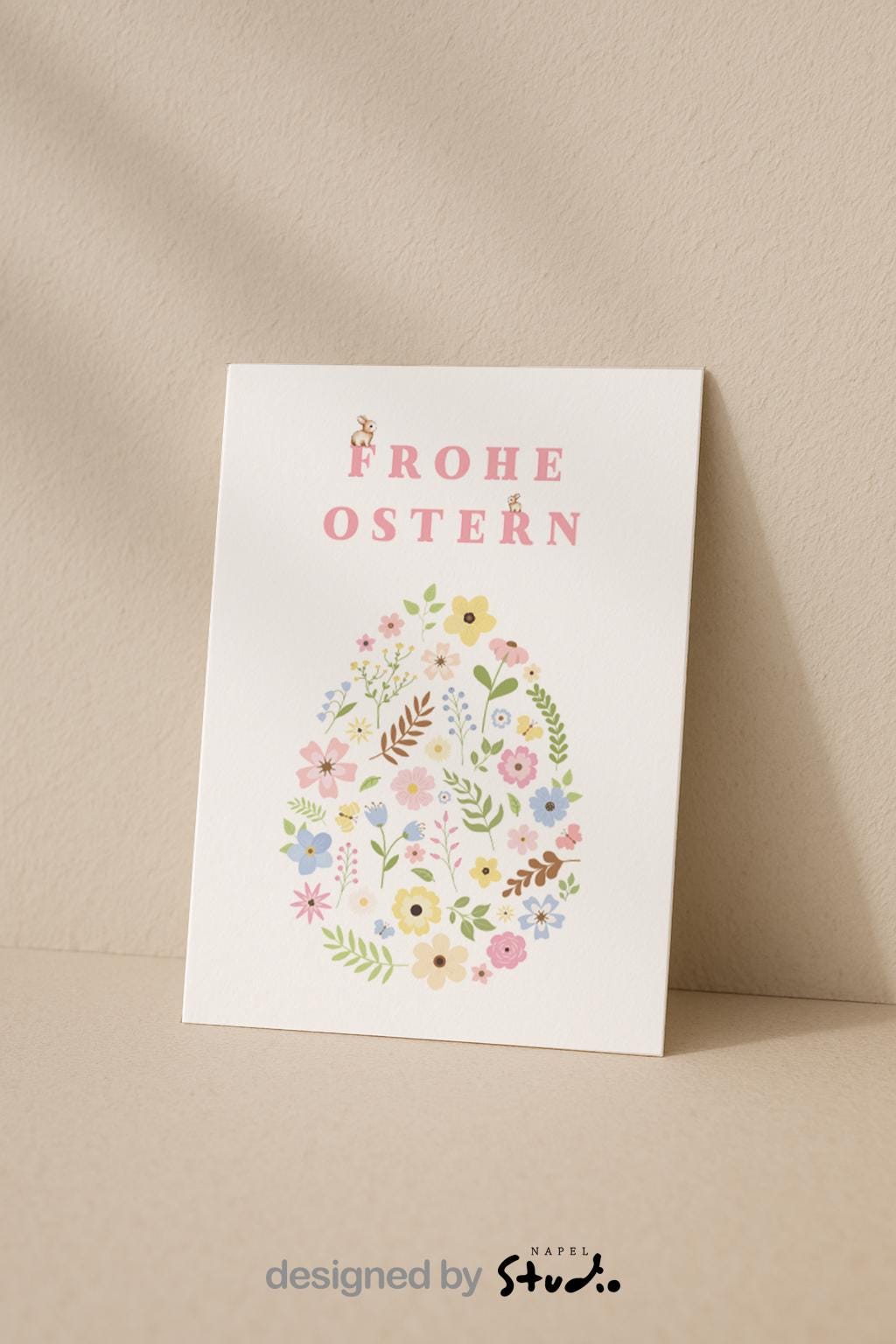 Zarte Oster Grußkarte mit floraler Illustration in Form eines Ostereis, feine Blumen und Blätter in sanften Pastellfarben, minimalistisches und elegantes Design, ideal als stilvolle Osterkarte für Familie, Freunde oder Kollegen, perfekte Frühlingskarte mit liebevollem Charakter.