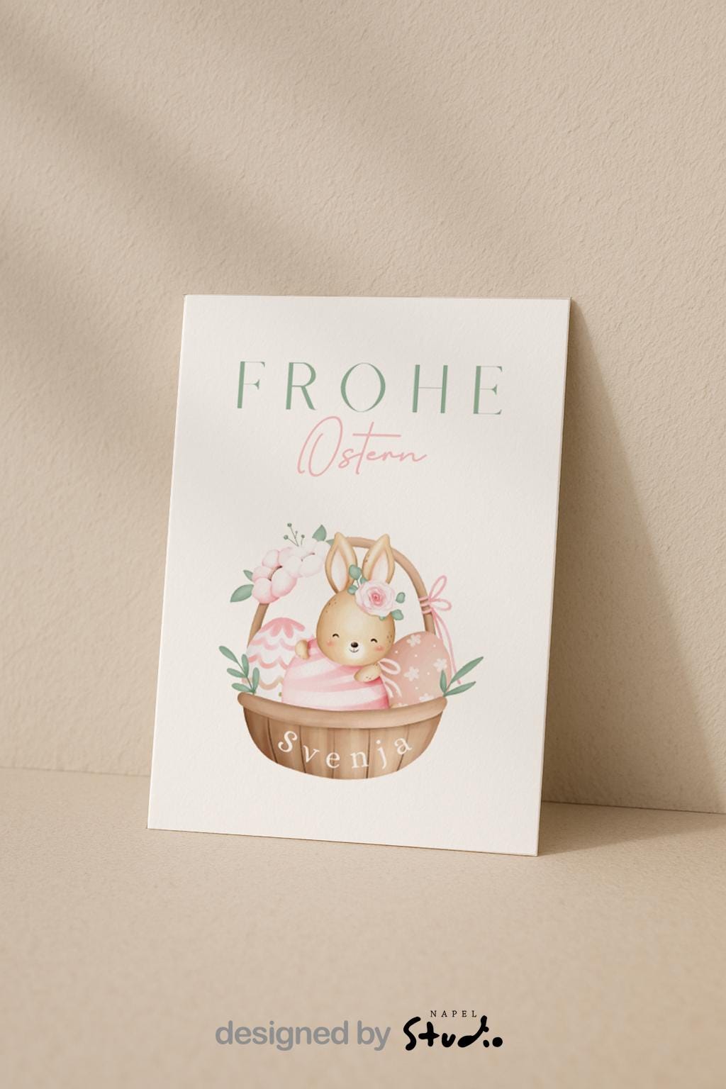 Personalisierte Oster Grußkarte mit niedlichem Hasen im Körbchen und dekorativen Ostereiern, sanfte Pastellfarben und verspieltes Design, ideal für Kinder, Familie oder als liebevolle Osterüberraschung, fröhliche Osterkarte mit Platz für individuellen Namen.