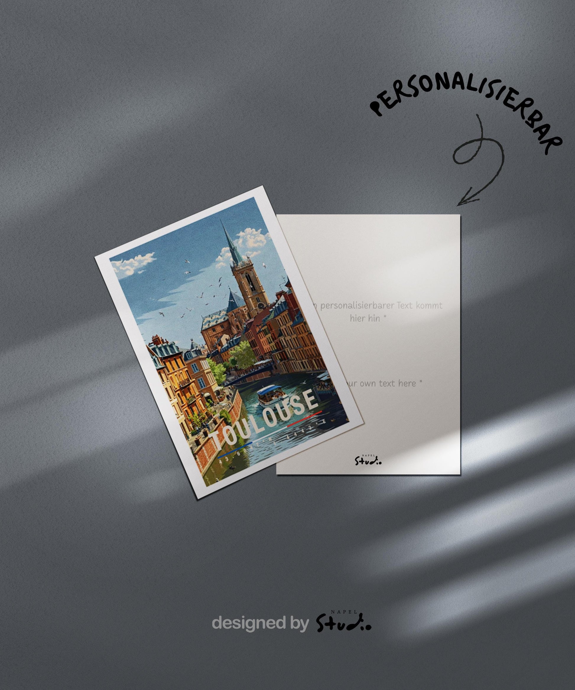 Illustrierte Grußkarte mit Toulouse-Motiv zeigt eine romantische Stadtansicht entlang eines ruhigen Kanals, umgeben von historischen Gebäuden mit warmen Ziegel- und Pastelltönen. Im Hintergrund ragt eine markante Kirche empor, während sich die Architektur im Wasser spiegelt. Die detailreiche Illustration vermittelt französisches Lebensgefühl, Nostalgie und Reiseerinnerungen. Ideal als Städtegruß, Reise-Grußkarte oder Geschenk für Frankreich-Fans, Weltenbummler und Menschen.