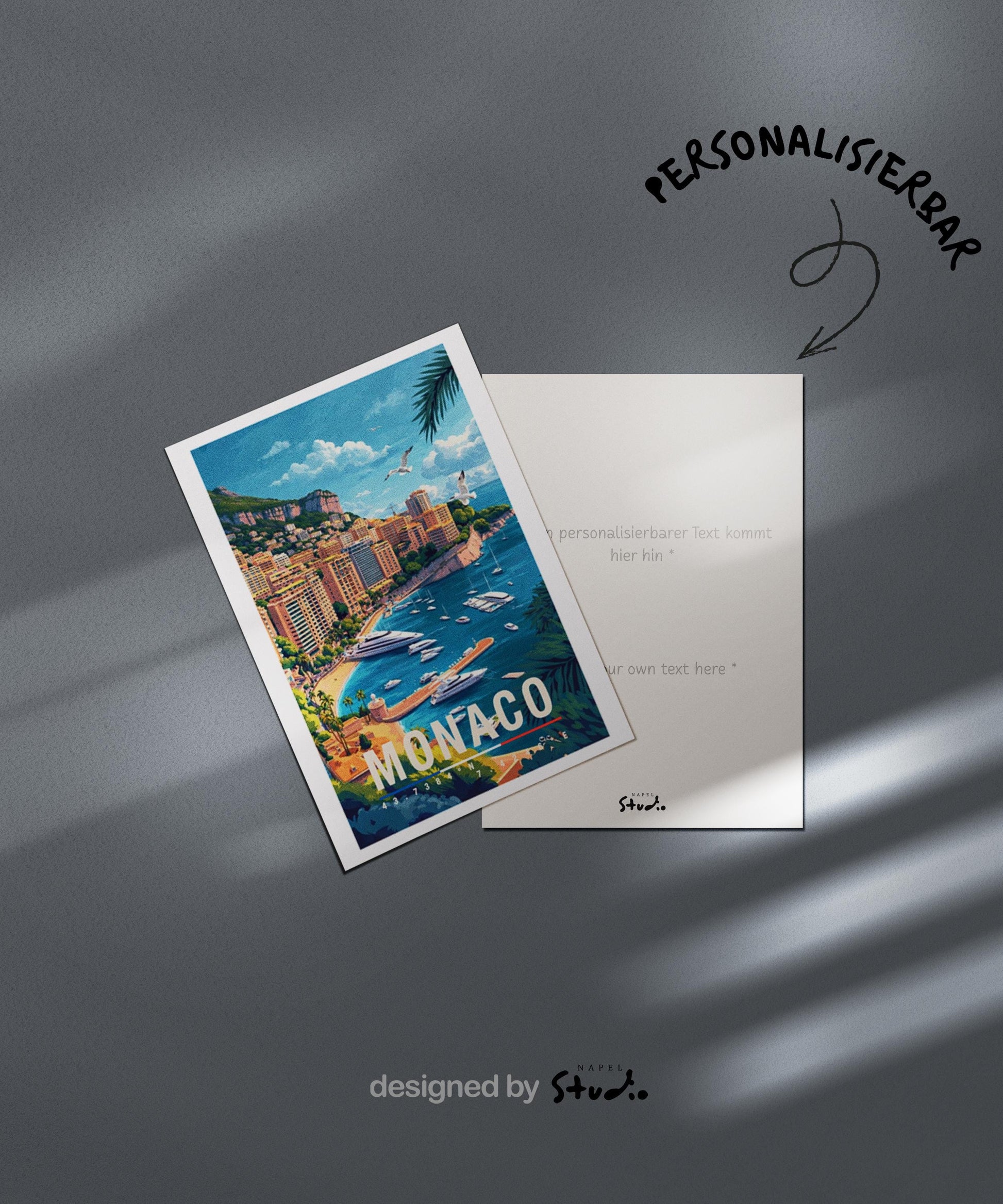 Illustrierte Grußkarte mit Monaco-Motiv zeigt die luxuriöse Küstenstadt mit eleganten Gebäuden, Yachthafen und tiefblauem Mittelmeer. Die sonnige Farbpalette und der detailreiche Illustrationsstil vermitteln Glamour, Urlaub und mediterranes Lebensgefühl. Perfekt als Reise-Grußkarte, Urlaubsgruß oder Geschenk für Liebhaber der Côte d’Azur, Monaco-Fans und Menschen mit Fernweh nach dem Süden.