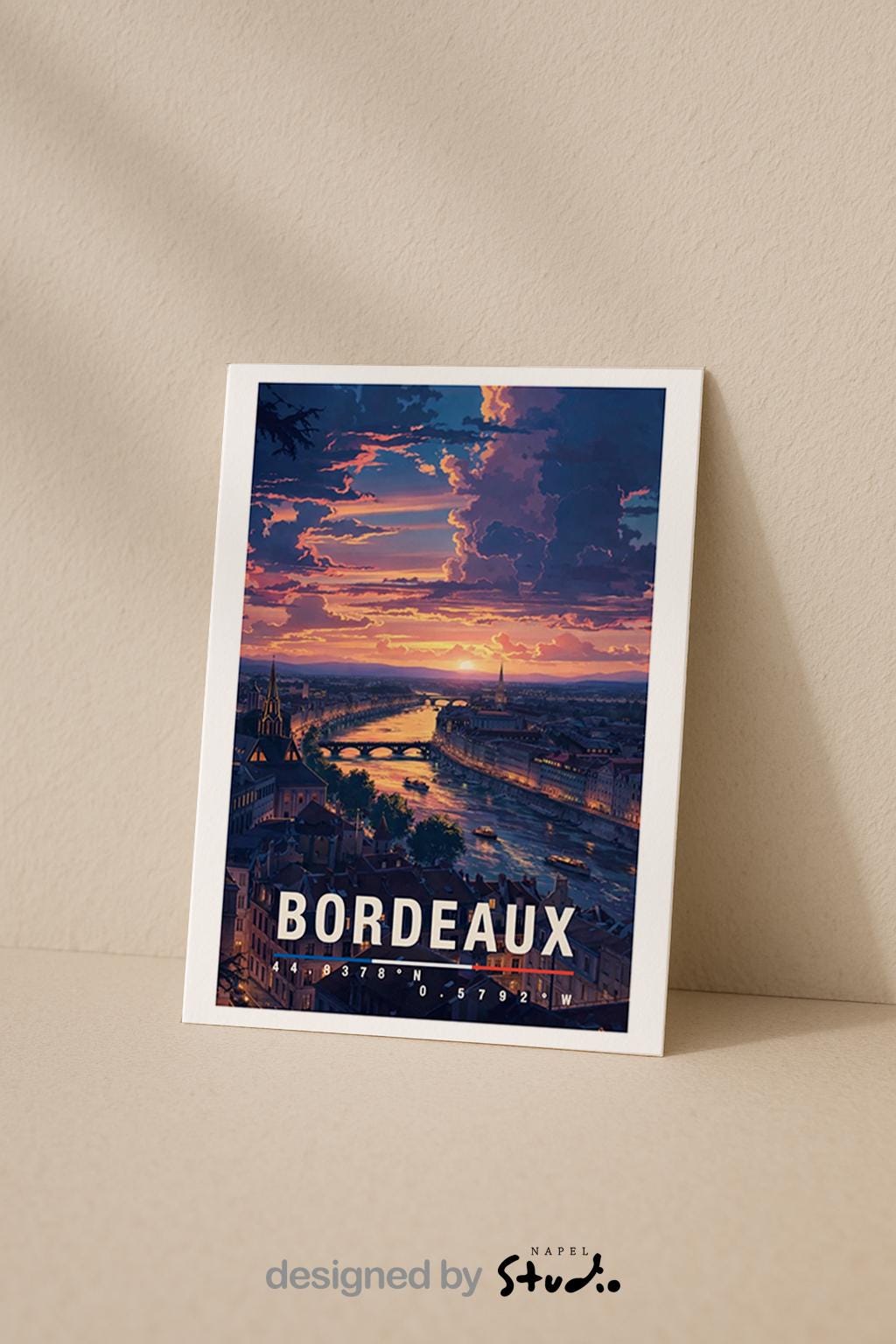Illustration einer Grußkarte mit Bordeaux-Motiv zeigt die Stadt bei Sonnenuntergang mit Fluss, Brücken und historischer Architektur in warmen Abendfarben. Die Spiegelungen im Wasser und der stimmungsvolle Himmel erzeugen Eleganz und Romantik. Diese Karte eignet sich perfekt als Städtegruß, Reiseerinnerung oder Geschenk für Weinliebhaber, Frankreich-Fans und Menschen mit besonderer Verbindung zu Bordeaux.