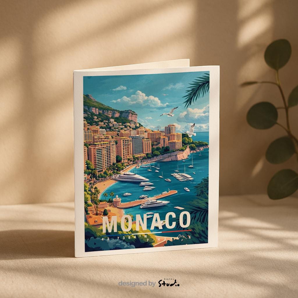 Illustrierte Grußkarte mit Monaco-Motiv zeigt die luxuriöse Küstenstadt mit eleganten Gebäuden, Yachthafen und tiefblauem Mittelmeer. Die sonnige Farbpalette und der detailreiche Illustrationsstil vermitteln Glamour, Urlaub und mediterranes Lebensgefühl. Perfekt als Reise-Grußkarte, Urlaubsgruß oder Geschenk für Liebhaber der Côte d’Azur, Monaco-Fans und Menschen mit Fernweh nach dem Süden.